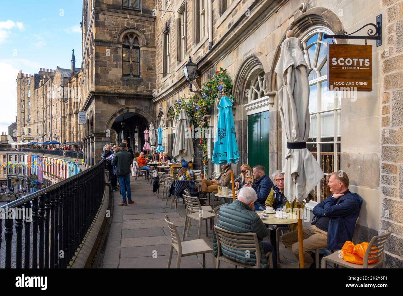 Personnes dans un restaurant en plein air sur Victoria Terrace dans la vieille ville d'Édimbourg, en Écosse, au Royaume-Uni Banque D'Images