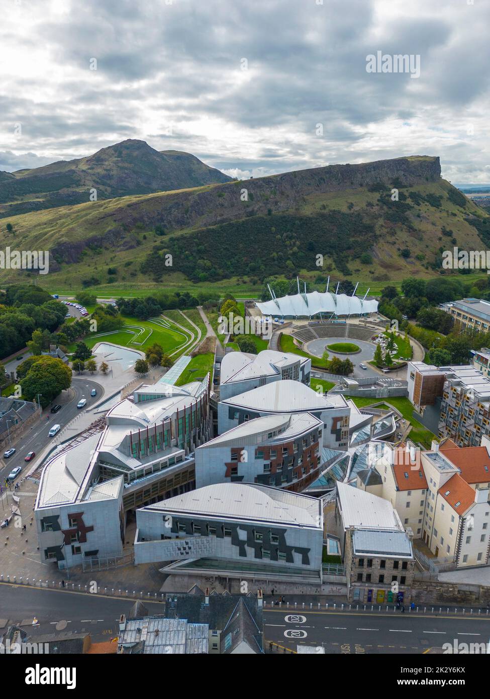 Vue aérienne de Holyrood et du Parlement écossais, Édimbourg, Écosse, Royaume-Uni Banque D'Images