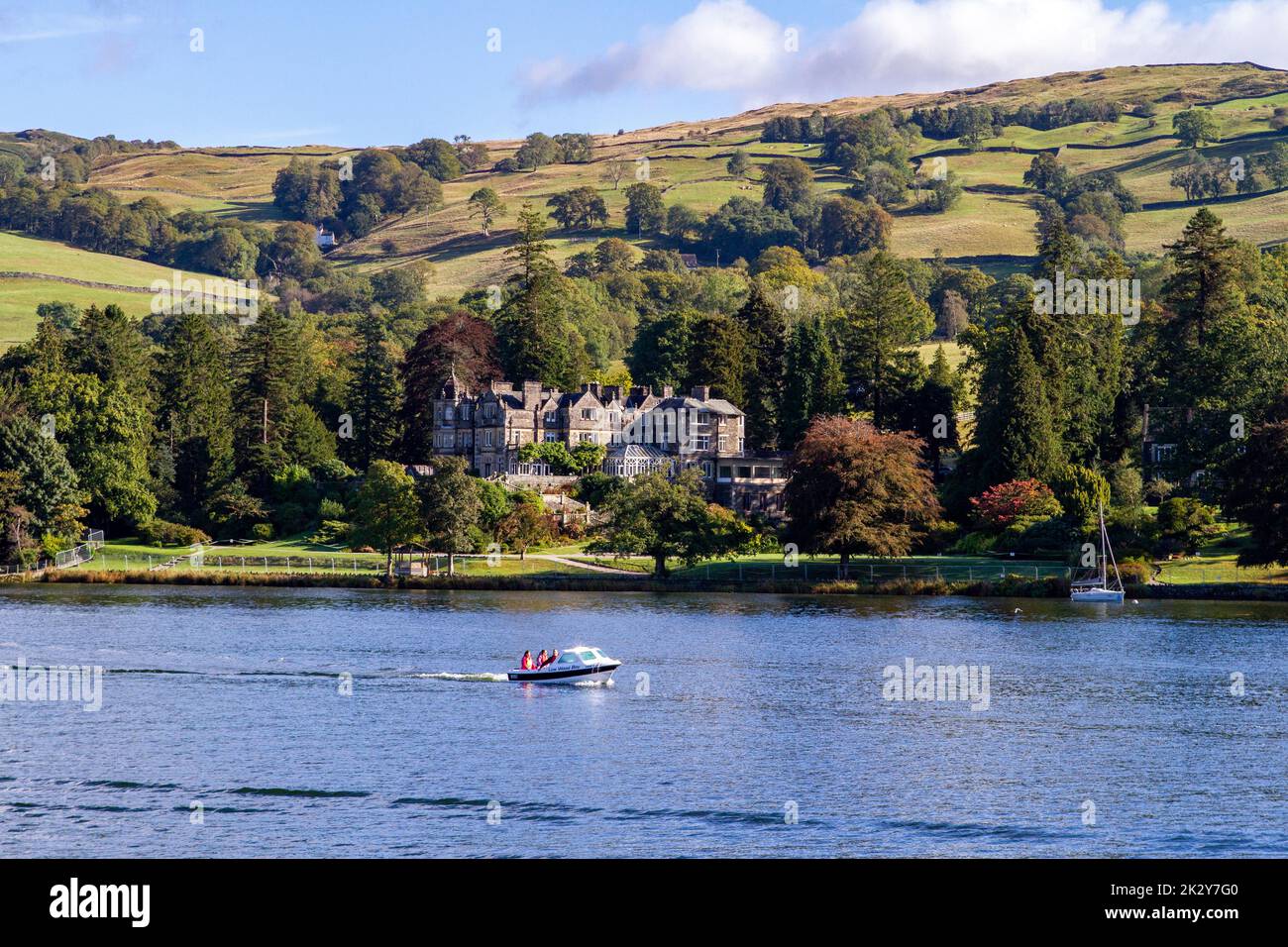 Lacs anglais, paysages de Lake District, bateaux touristiques, jetées et amarres à Cumbria, Royaume-Uni Banque D'Images