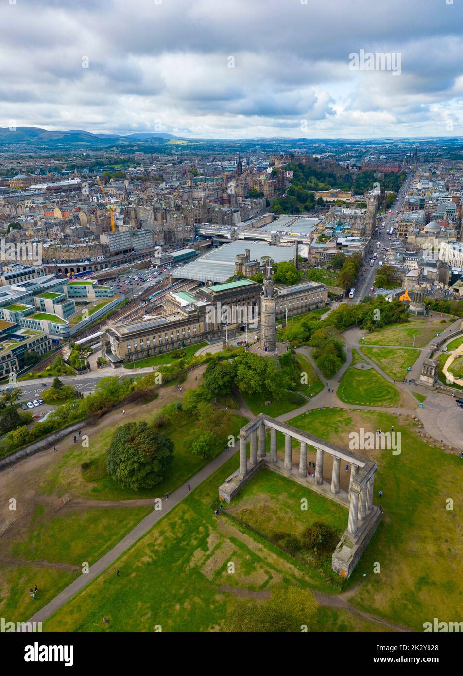Vue aérienne de Calton Hill et de la ville d'Édimbourg, Écosse, Royaume-Uni Banque D'Images