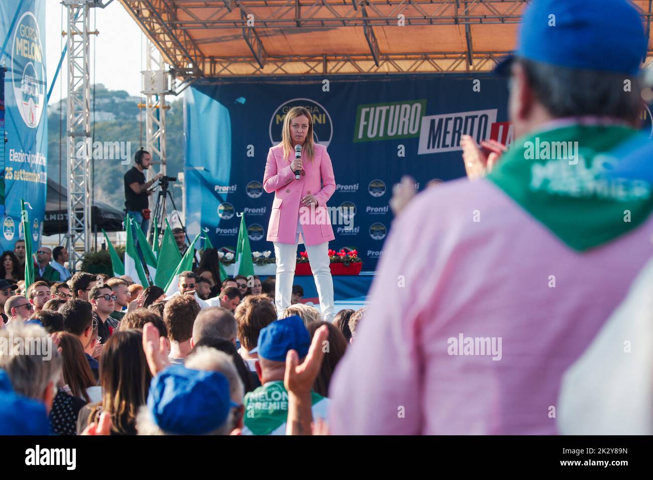 Naples, Italie. 23rd septembre 2022. Secrétaire et Premier ministre candidat Giorgia Meloni parle lors d'une réunion du parti 'Fratelli d'Italia' sur la plage dans le district de Bagnoli, pendant la campagne électorale pour les élections générales crédit: Agence de photo indépendante / Alay Live News Banque D'Images