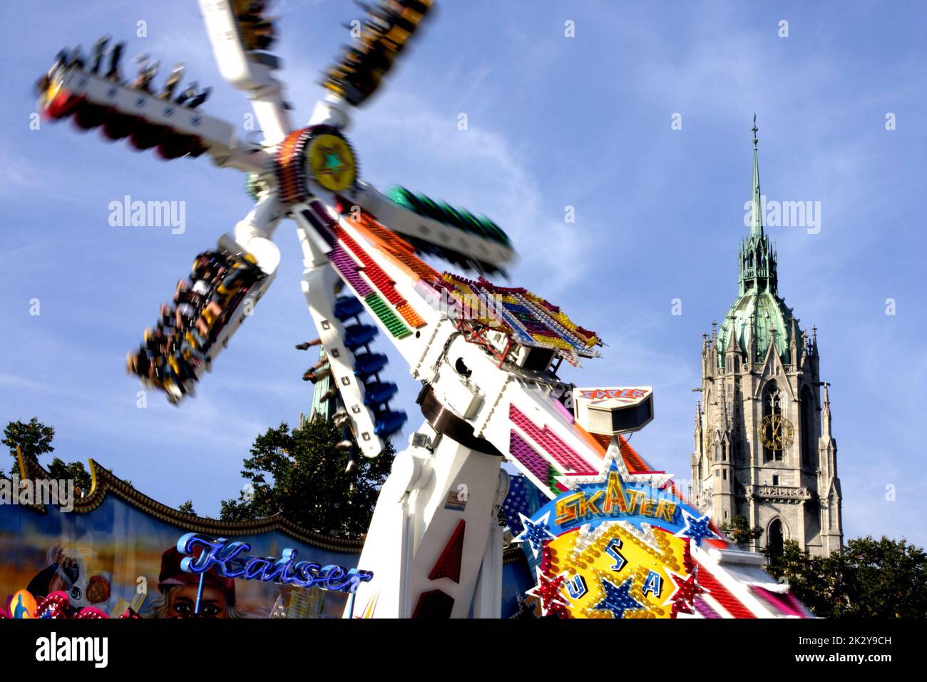 Promenade au parc des expositions et cathédrale Saint-Paul, octobre-fête, Munich, Allemagne Banque D'Images