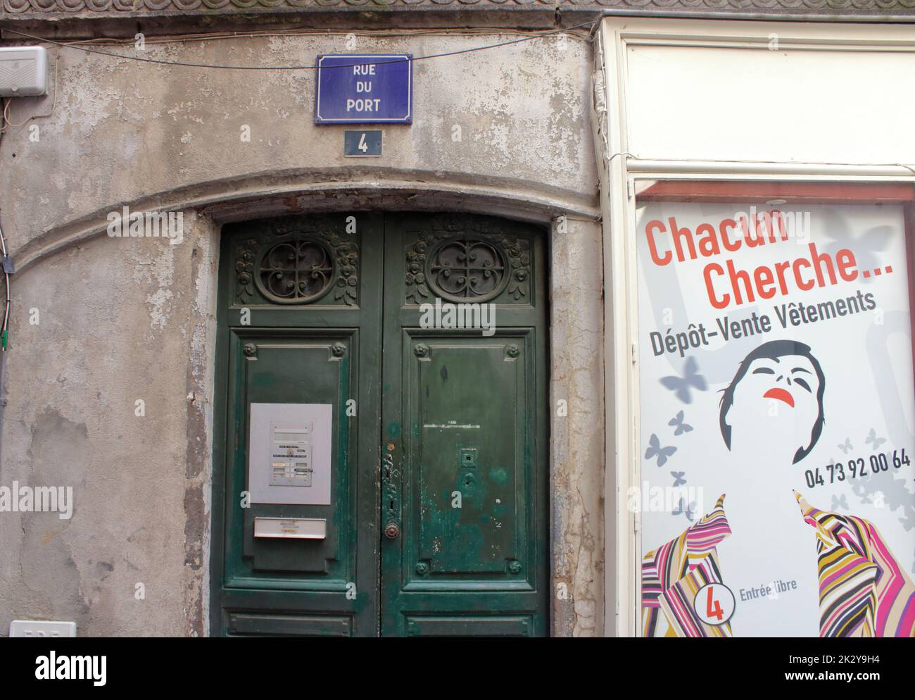 Vue abstraite d'une porte et d'un magasin sur la célèbre rue du Port dans le centre de la ville française de Clermont-Ferrand. Banque D'Images