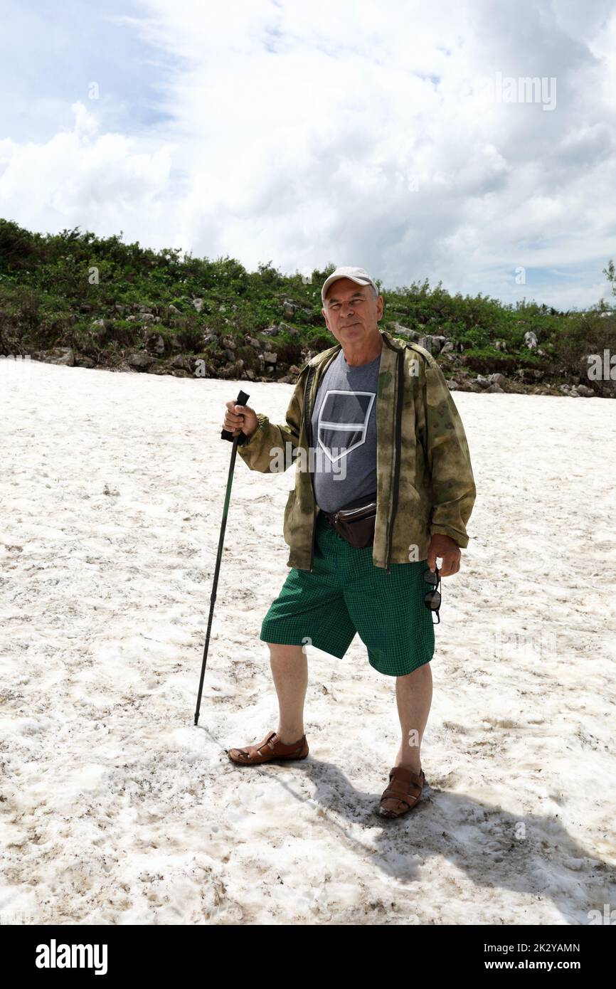 Homme senior posant sur le glacier du plateau Lago-Naki, Adygea Banque D'Images