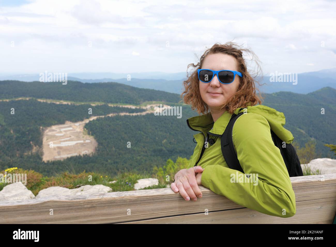 Femme reposant sur un banc sur le plateau Lago-Naki, Adygea Banque D'Images