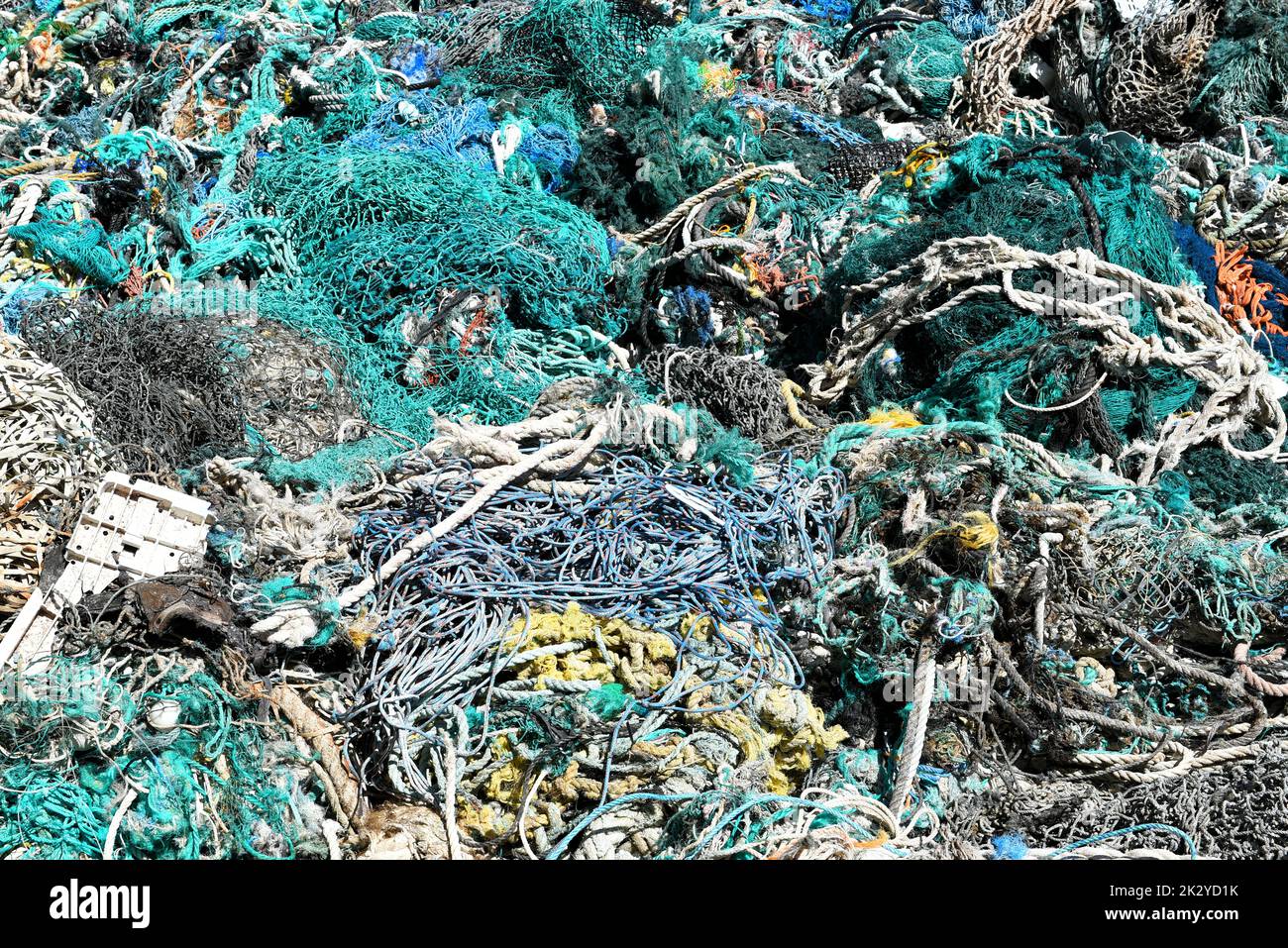 Une grande pile de filets de pêche, de cordes et de débris de chalutier a dragué du port de Los Angeles. Les filets de pêche sont une source majeure de pollution des océans. Banque D'Images