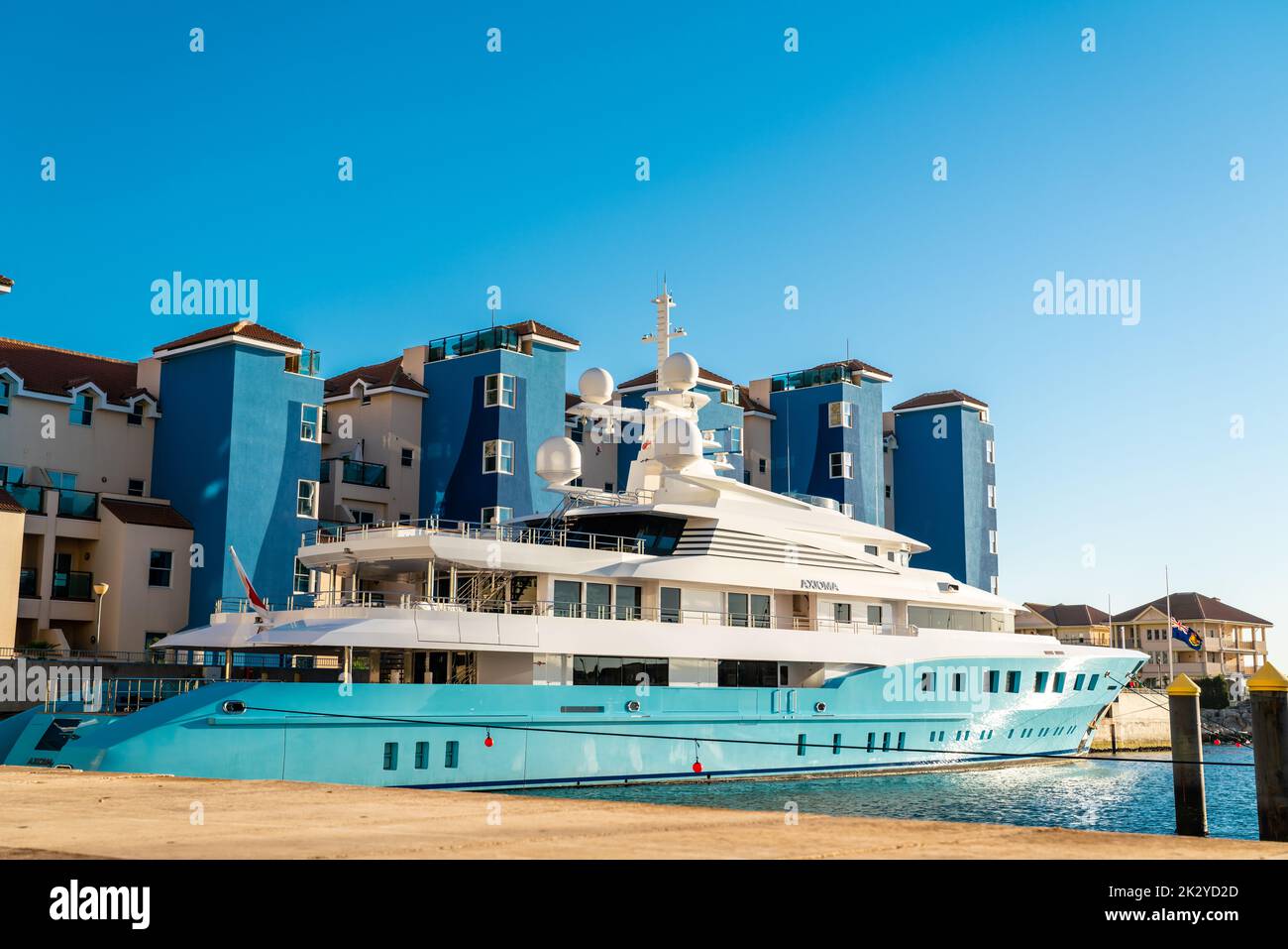 Magnifique et luxueux yacht AXIOMA amarré près d'un bâtiment résidentiel à Gibraltar. Le propriétaire du yacht est le milliardaire russe Dmitry Pumpyansky. Banque D'Images