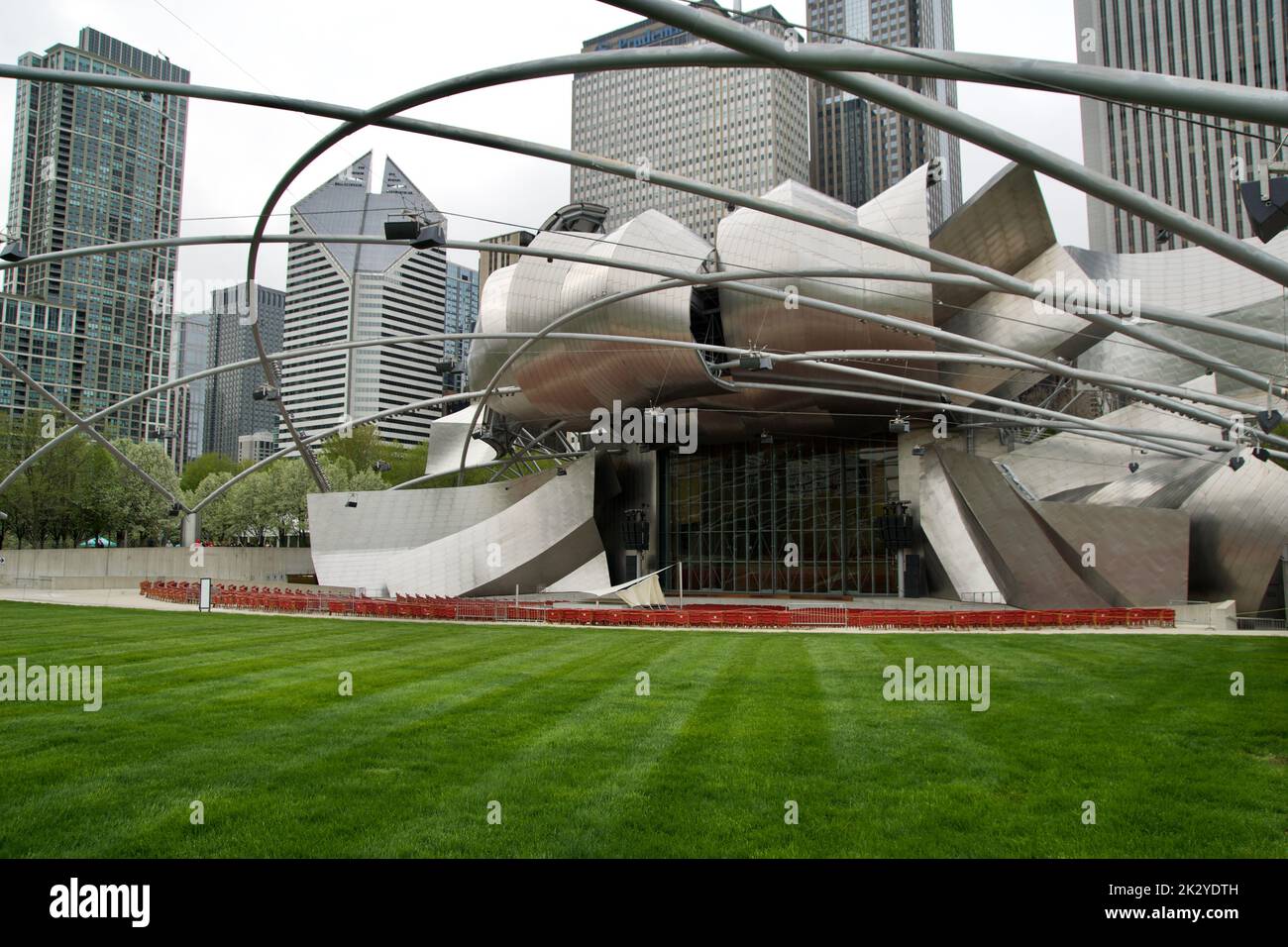 CHICAGO, ILLINOIS, ÉTATS-UNIS - 12 mai 2018 : Pavillon Jay Pritzker au parc Millennium dans le centre-ville. Grande salle de concert en plein air Banque D'Images