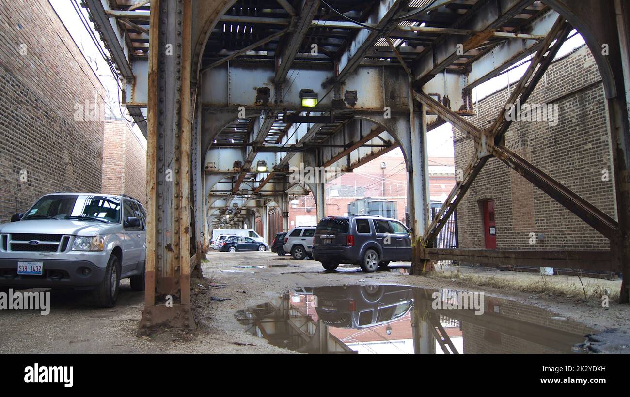 CHICAGO, ILLINOIS, ÉTATS-UNIS - 12 mai 2018 : rue et voie de métro surélevée Chicago élevée dans le centre-ville de Chicago avec des voitures approchant Banque D'Images