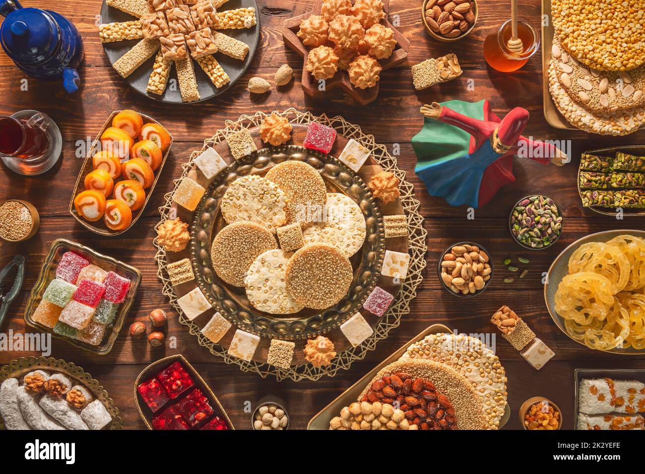 Collection de friandises et de bonbons arabes traditionnels pour célébrer l'anniversaire du prophète Mahomet. Variétés de sucreries égyptiennes de Mawlid. Banque D'Images