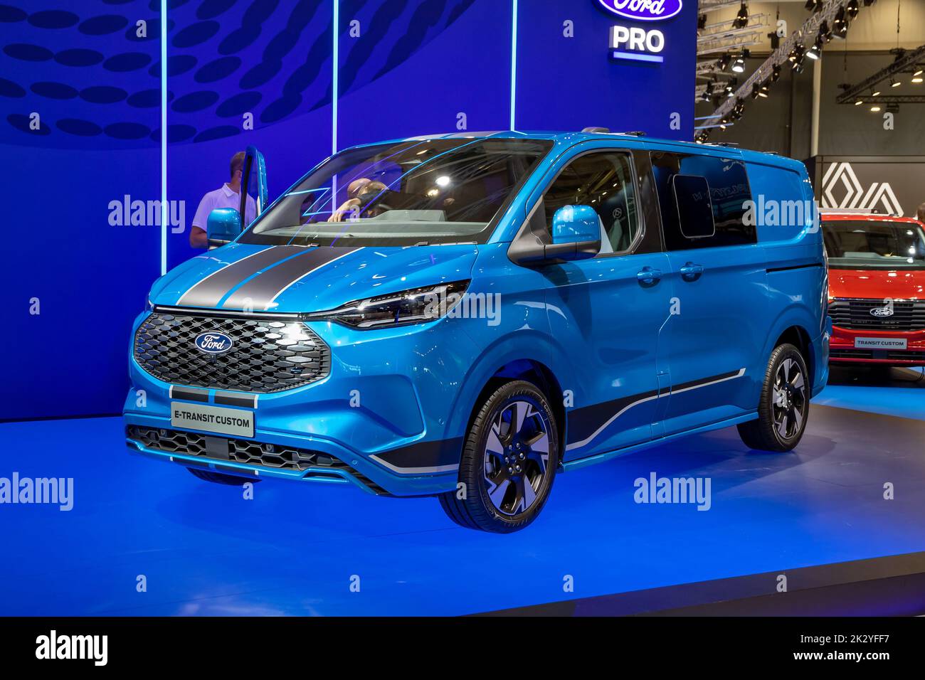 Ford E-Transit Custom tout-électrique présenté au salon de l'automobile IAA de Hanovre. Allemagne - 20 septembre 2022 Banque D'Images