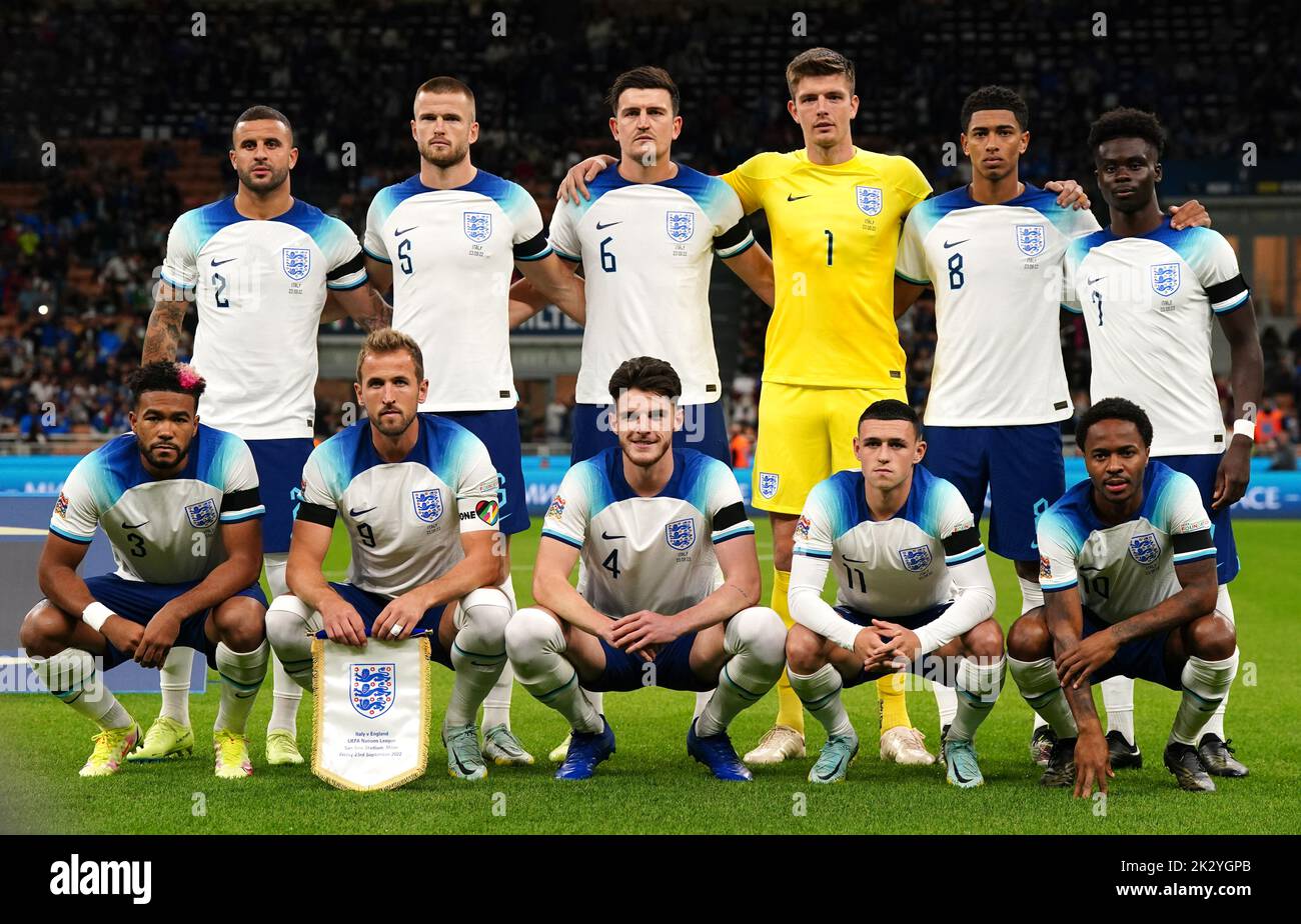 Équipe d'Angleterre, rangée arrière, de gauche à droite, Kyle Walker, Eric Dier, Harry Maguire, Nick Pope, Jude Bellingham, Bukayo Saka. Rangée avant, de gauche à droite, Reece James, Harry Kane, Declan Rice, Phil Foden et Raheem Sterling avant le match de l'UEFA Nations League au stade San Siro de Milan, en Italie. Date de la photo: Vendredi 23 septembre 2022. Banque D'Images