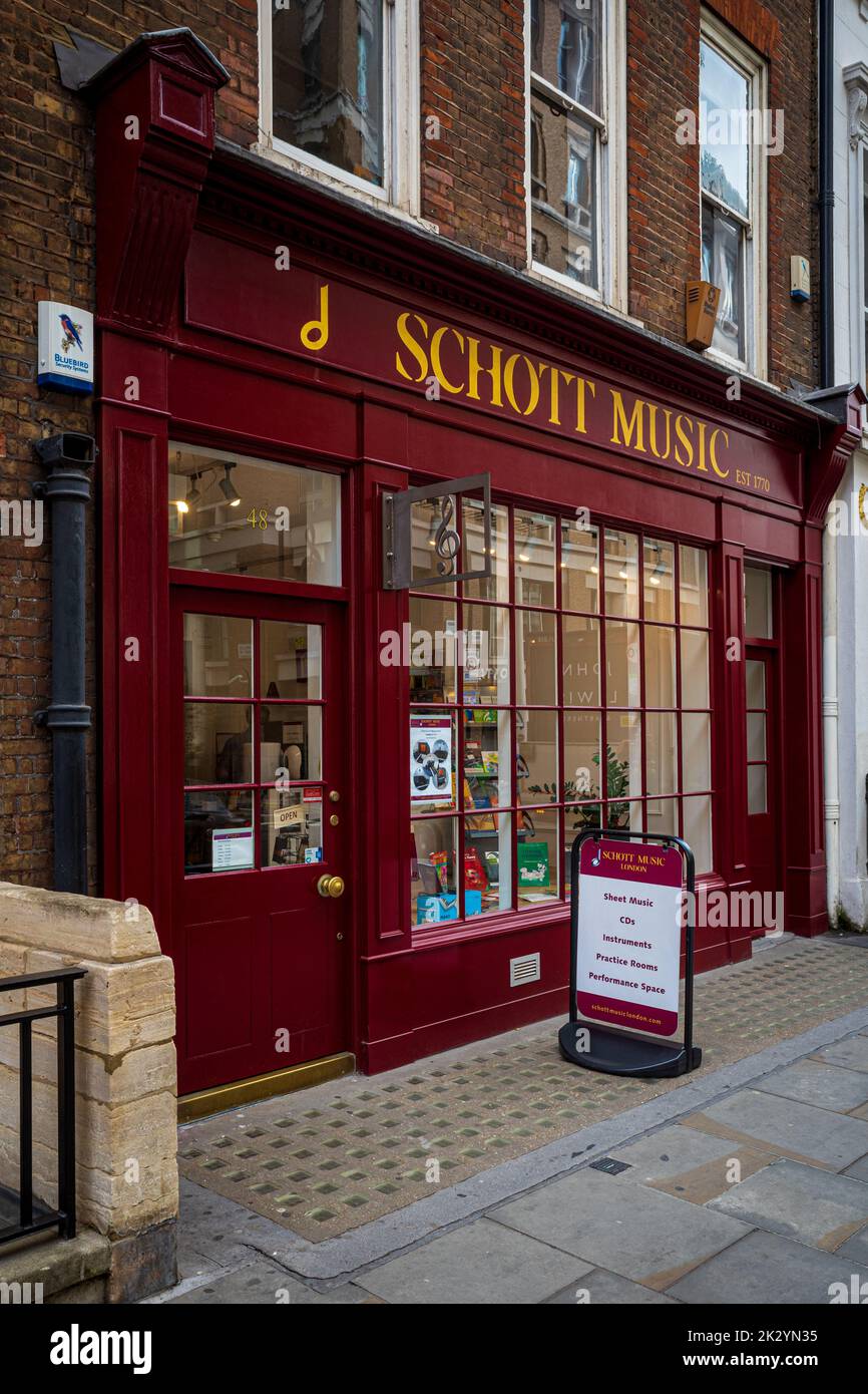 Schott Music London - ce magasin de partitions de musique établi depuis longtemps propose également des livres et des CD. Partie de Schott Music fondée en 1770. 48 Great Marlborough Street Banque D'Images
