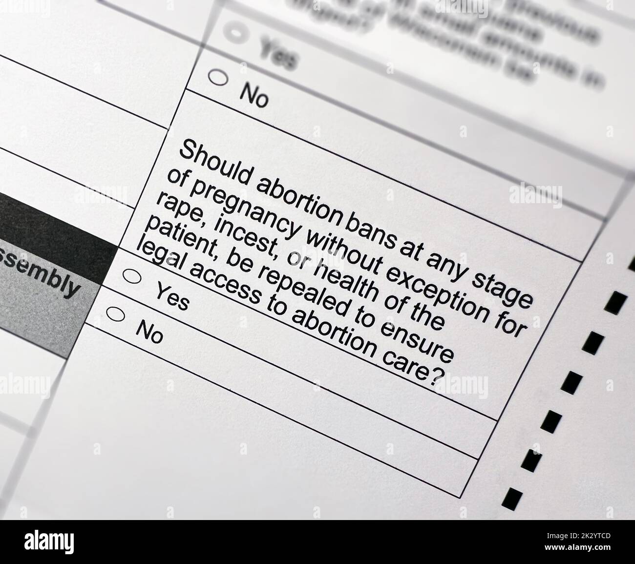 Madison, Wisconsin / Etats-Unis - 23 septembre 2022: Un référendum non marqué sur l'interdiction de l'avortement abroger vote électoral mesure de vote de près. Banque D'Images