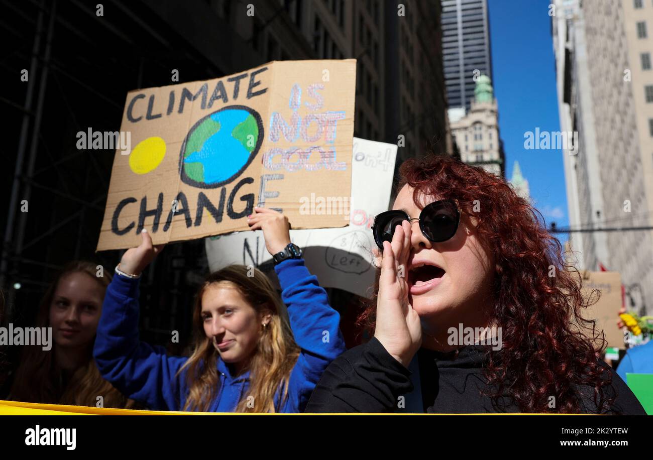 Les gens participent à une grève mondiale du climat, pour exiger des gouvernements qu'ils prennent des mesures contre le réchauffement climatique, en marge de la session de 77th de l'Assemblée générale des Nations Unies, à New York, New York, États-Unis, 23 septembre 2022. REUTERS/Brendan McDermid Banque D'Images