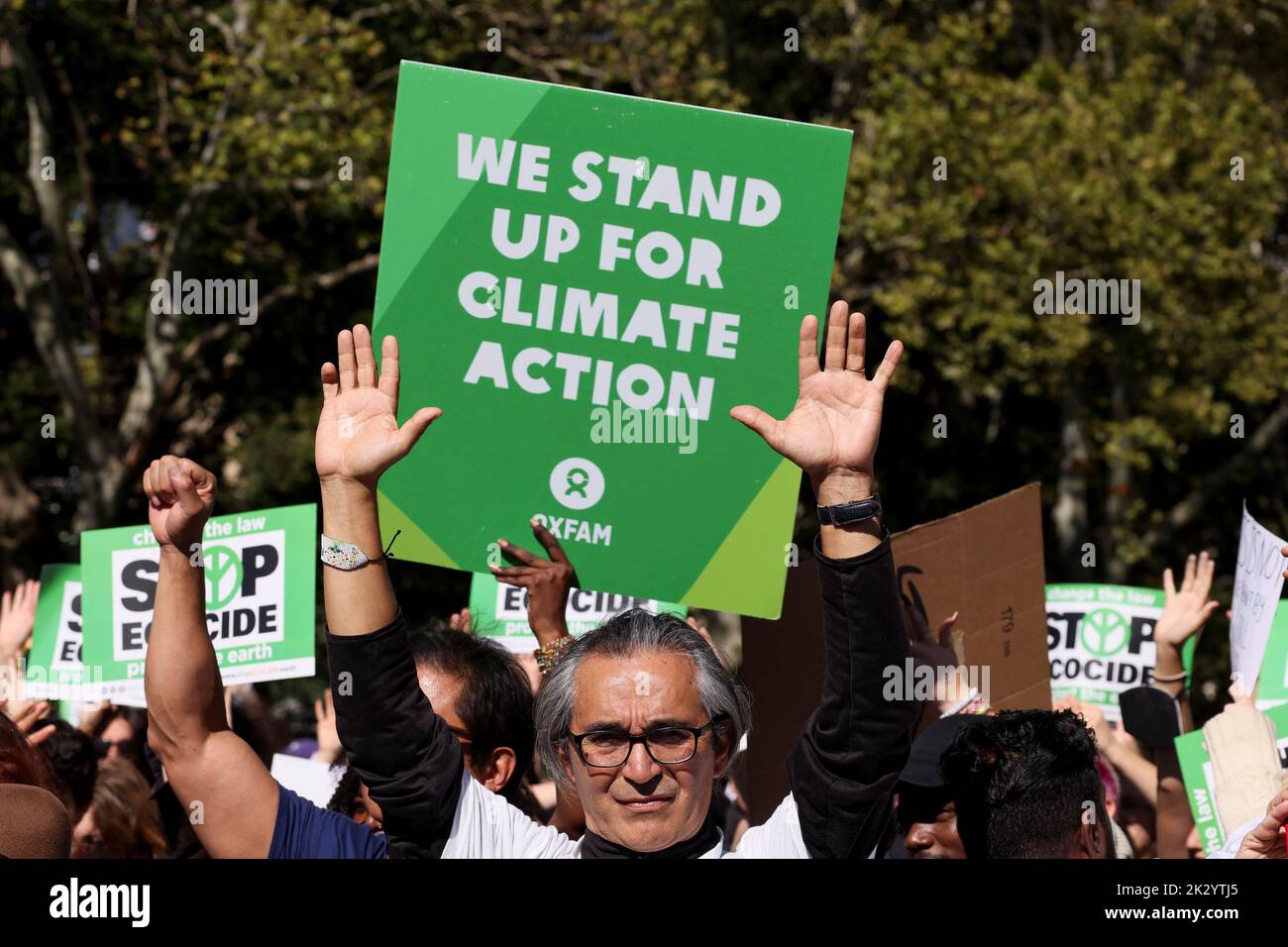 Les gens participent à une grève mondiale du climat, pour exiger des gouvernements qu'ils prennent des mesures contre le réchauffement climatique, en marge de la session de 77th de l'Assemblée générale des Nations Unies, à New York, New York, États-Unis, 23 septembre 2022. REUTERS/Brendan McDermid Banque D'Images