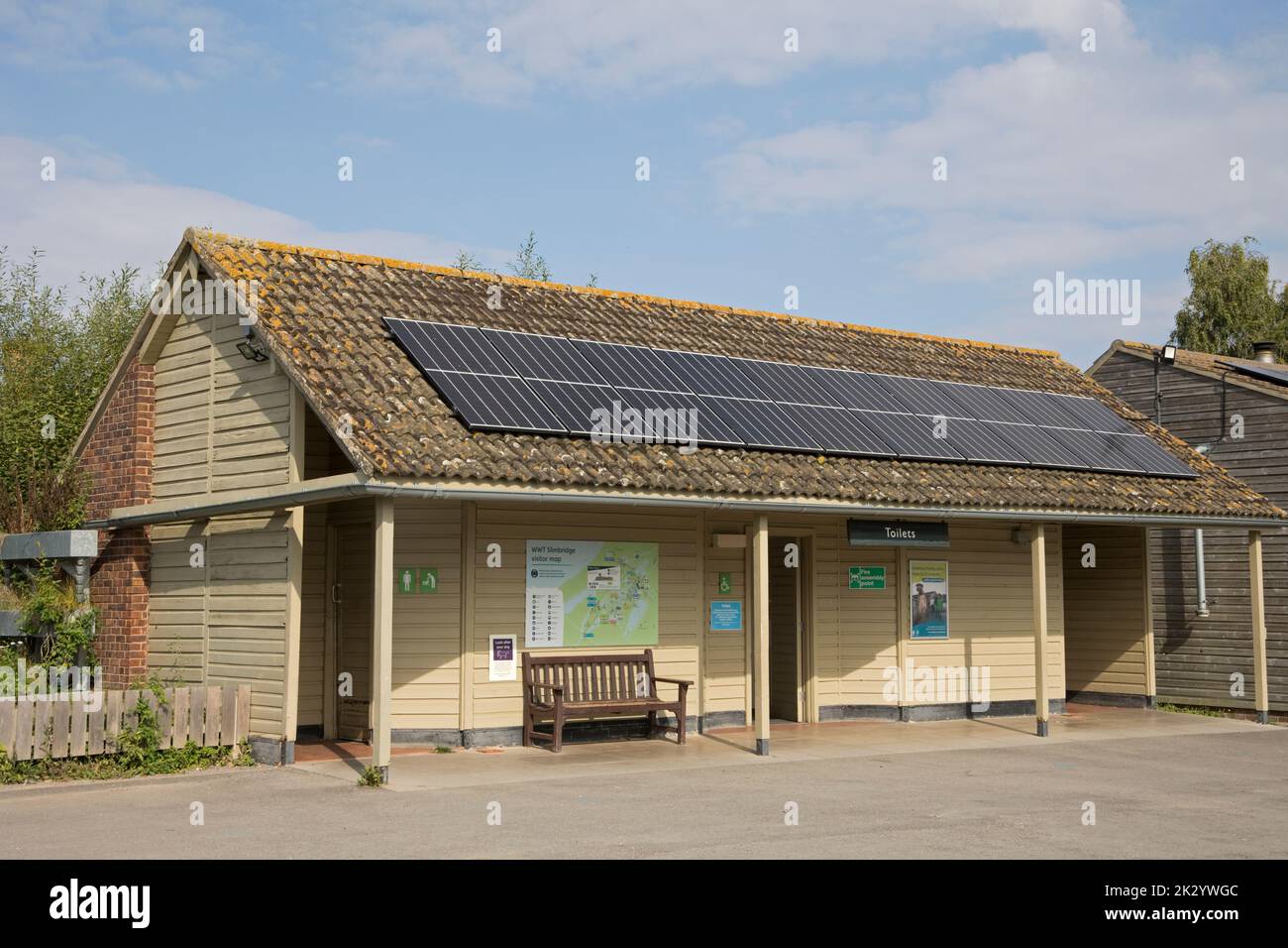 Panneaux photovoltaïques solaires sur le toit des toilettes et des bâtiments contiguïtés Slimbridge UKWildfowl and Wetlands Trust, Slimbridge, Royaume-Uni Banque D'Images