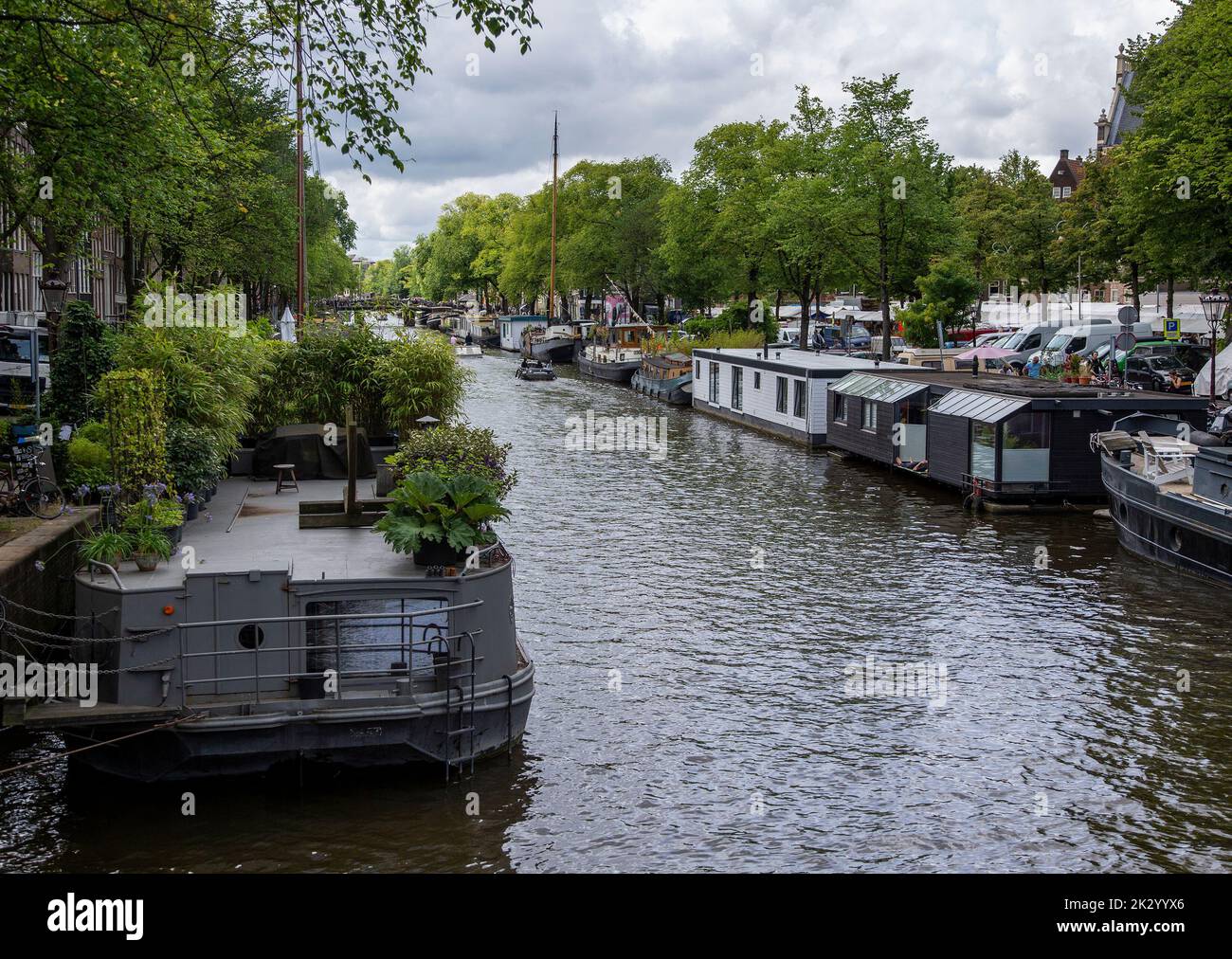 Barges sur un canal d'Amsterdam Banque D'Images