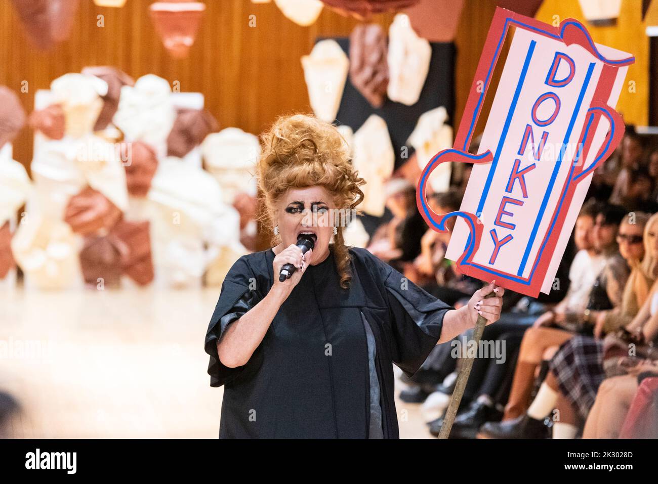 La chanteuse Eve Ferret se produit sur la passerelle lors de l'émission VIN+OMI 'opinions' pour la London Fashion week 2022. Matériaux recyclés. Mode durable. Banque D'Images