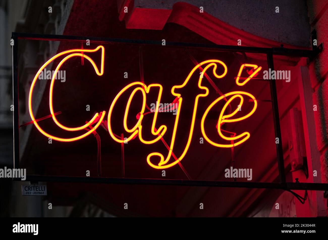 Typique signe fluorescent d'un caffè dans la ville de Turin, Italie, Banque D'Images