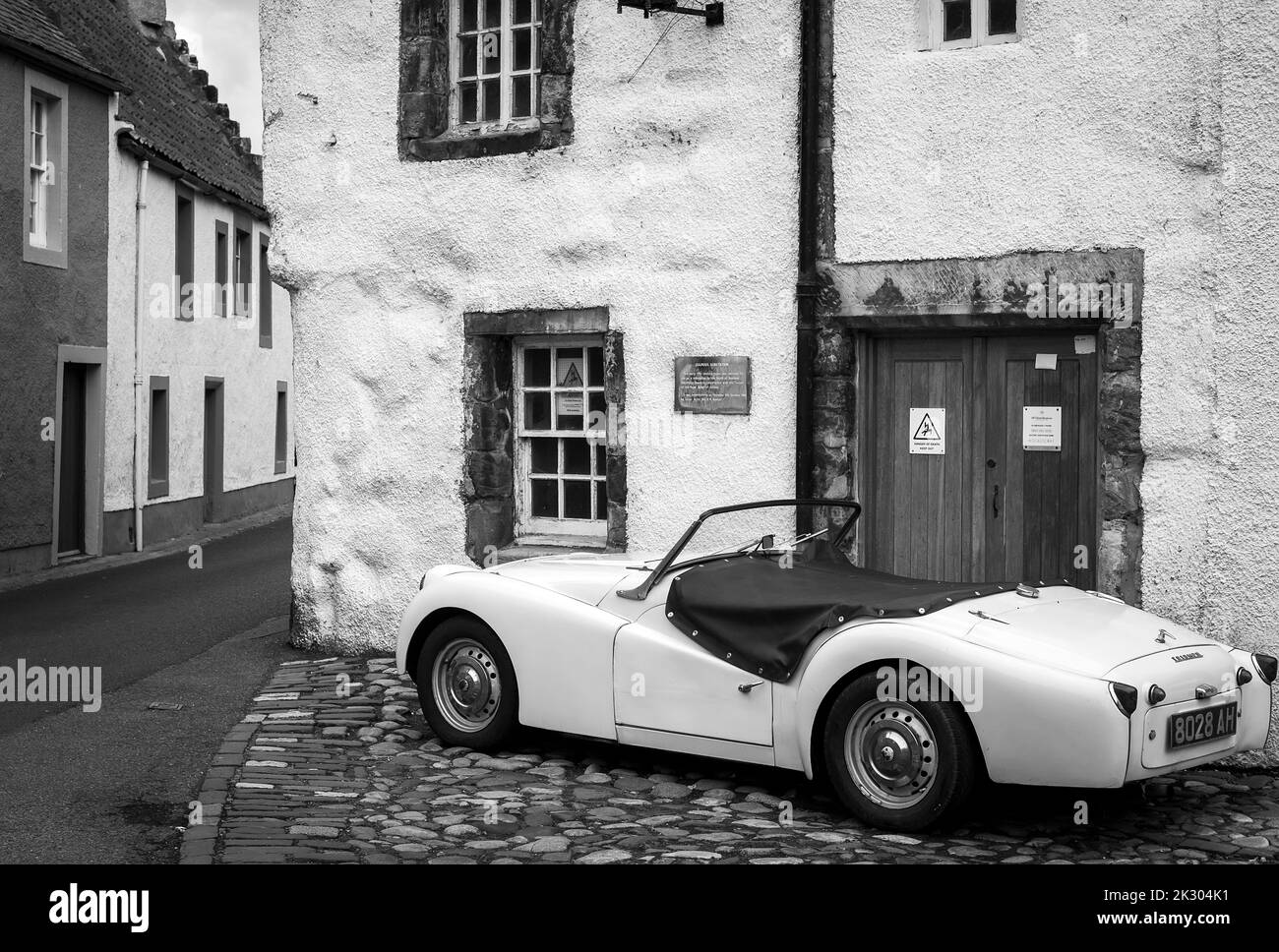 Une voiture classique garée dans les rues pittoresques de Culross en Écosse Banque D'Images