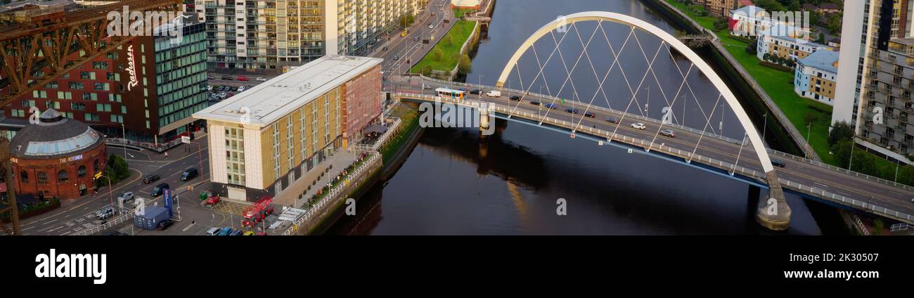 Pont d'arc de Glasgow au-dessus de la rivière Clyde, moins connu sous le nom de Squinty Bridge Banque D'Images