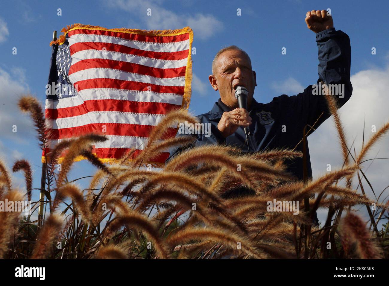 Le candidat républicain au Sénat américain Don Bolduc parle lors d'un arrêt de campagne à Hollis, New Hampshire, États-Unis, 23 septembre 2022. REUTERS/Brian Snyder Banque D'Images