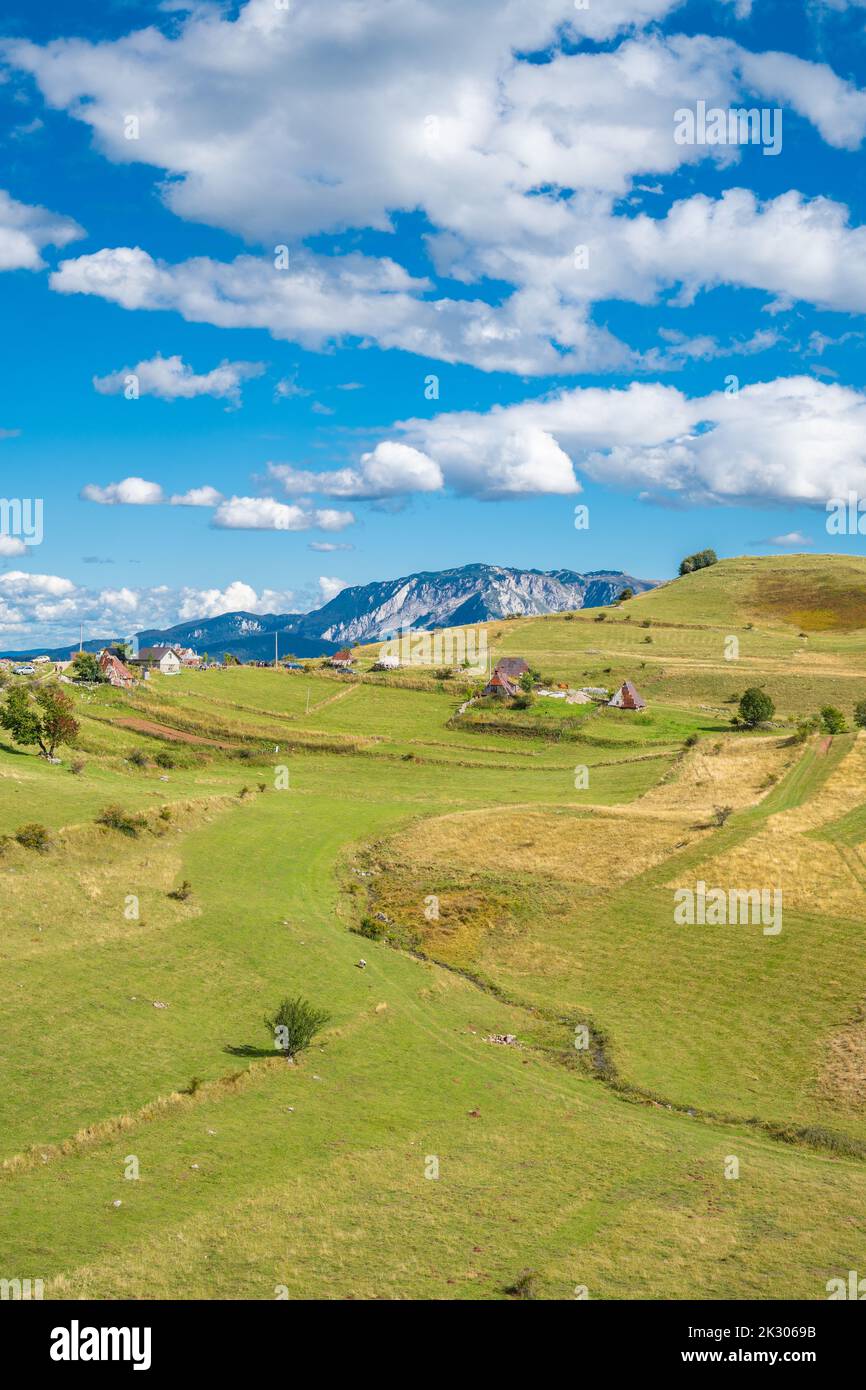 Un vieux village de montagne avec des toits faits de vieux barils coupés avec une belle vue sur le paysage - super pour le papier peint Banque D'Images