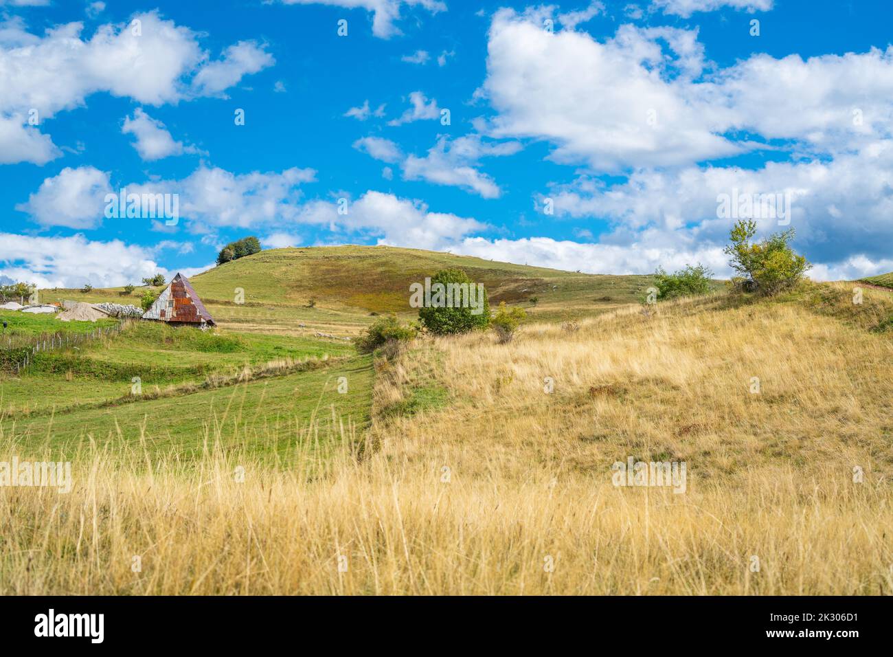 Un vieux village de montagne avec des toits faits de vieux barils coupés avec une belle vue sur le paysage - super pour le papier peint Banque D'Images
