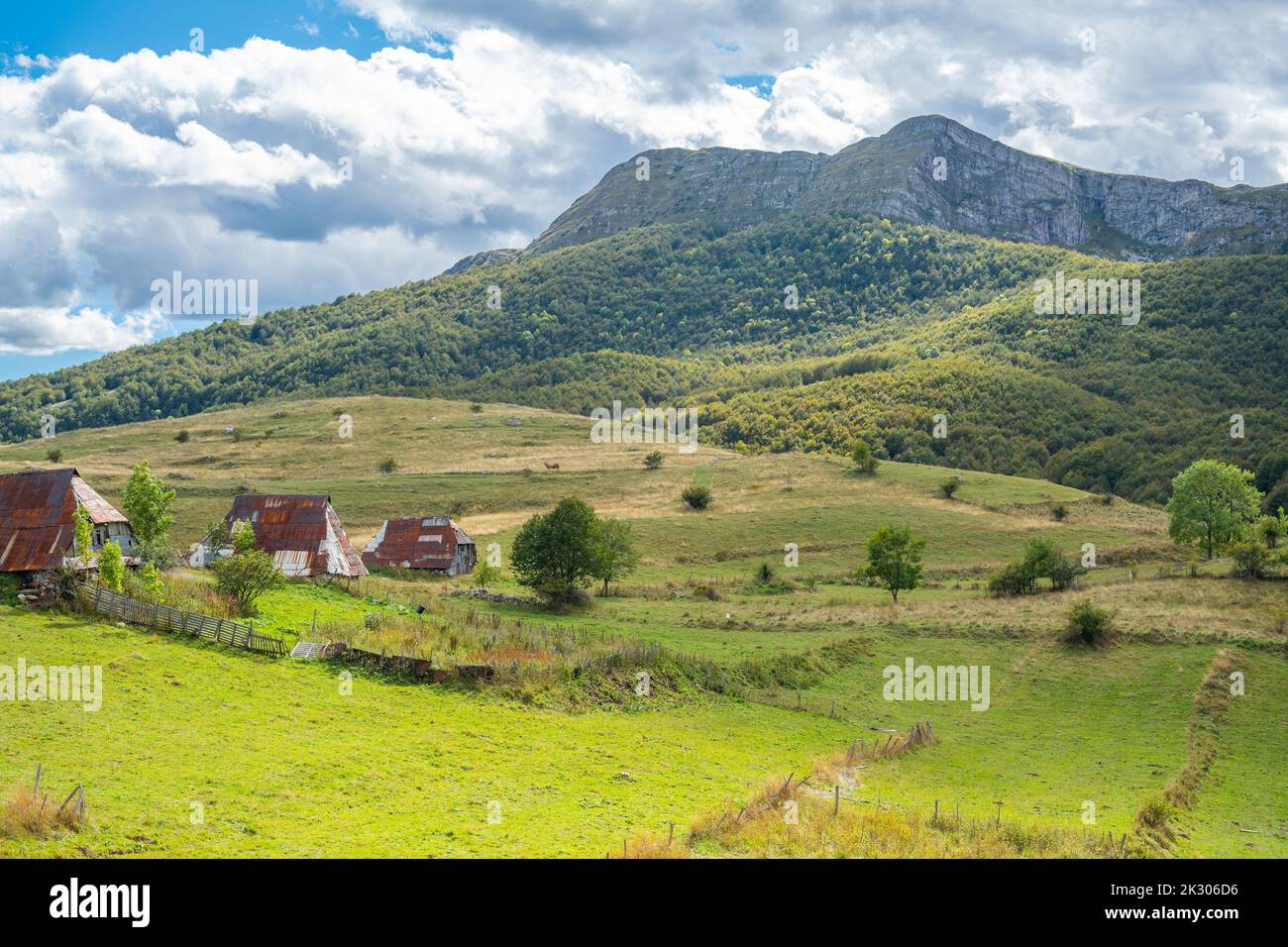 Un vieux village de montagne avec des toits faits de vieux barils coupés avec une belle vue sur le paysage - super pour le papier peint Banque D'Images