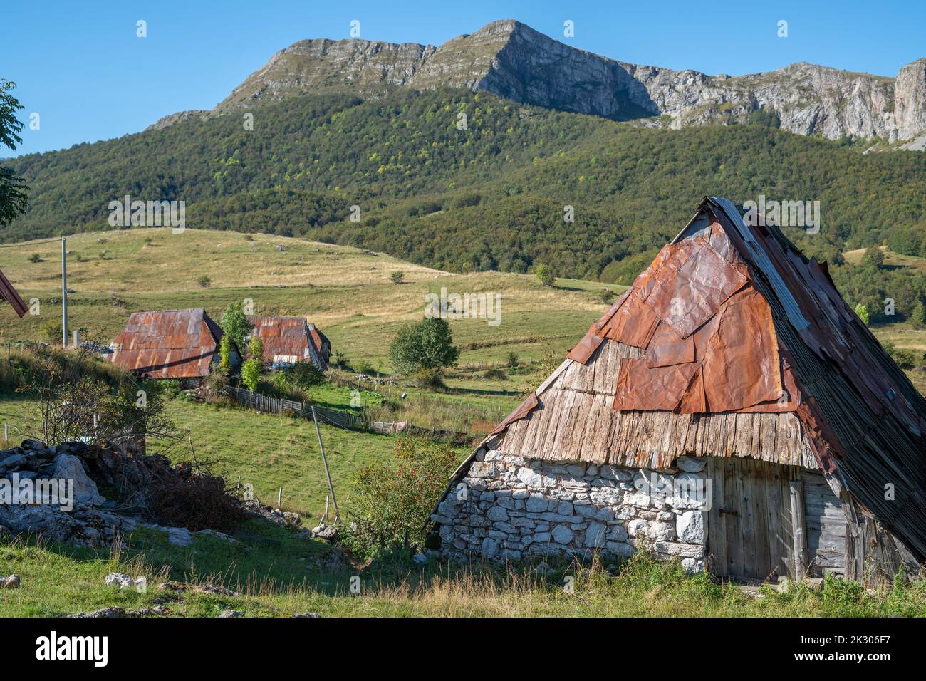 Un vieux village de montagne avec des toits faits de vieux barils coupés avec une belle vue sur le paysage - super pour le papier peint Banque D'Images