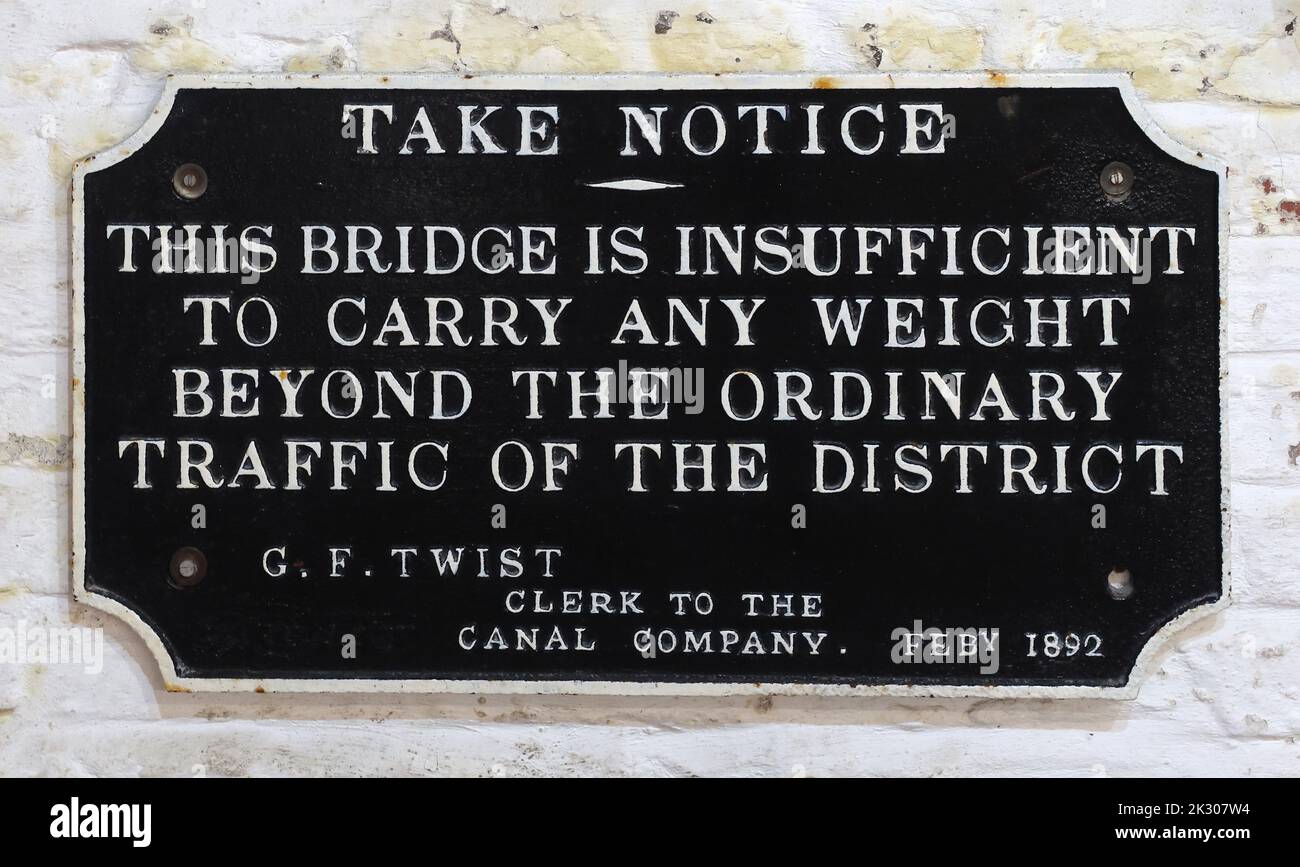 Panneau noir, prenez note, ce pont est insuffisant pour porter n'importe quel poids, au-delà de la circulation ordinaire du quartier, GF Twist Feby 1892 Banque D'Images