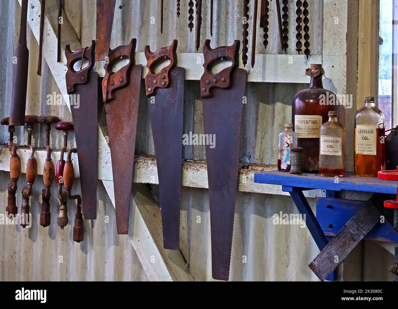 Outils rangés dans un hangar à outils soigneusement, scies, Banque D'Images