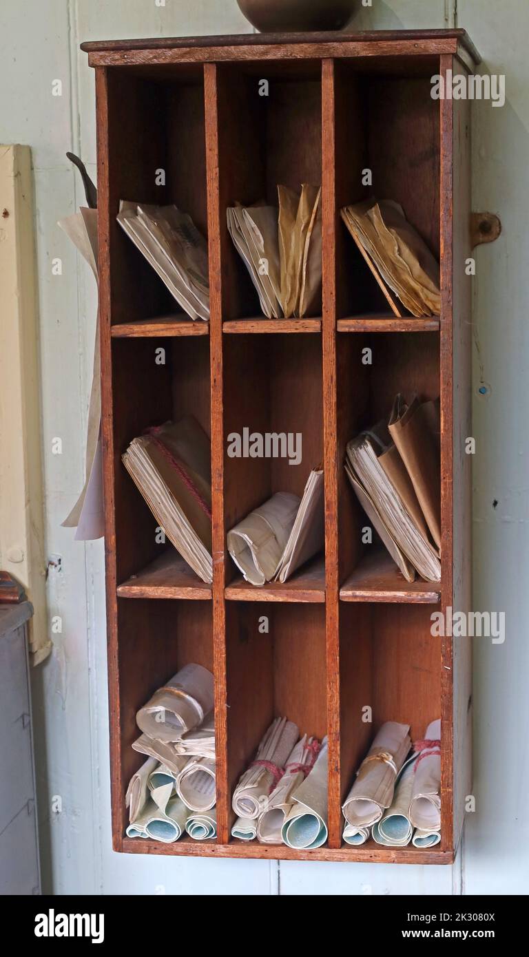 Étagères en bois, papiers et commandes, dans les pigeonholes, vieux systèmes et processus Banque D'Images
