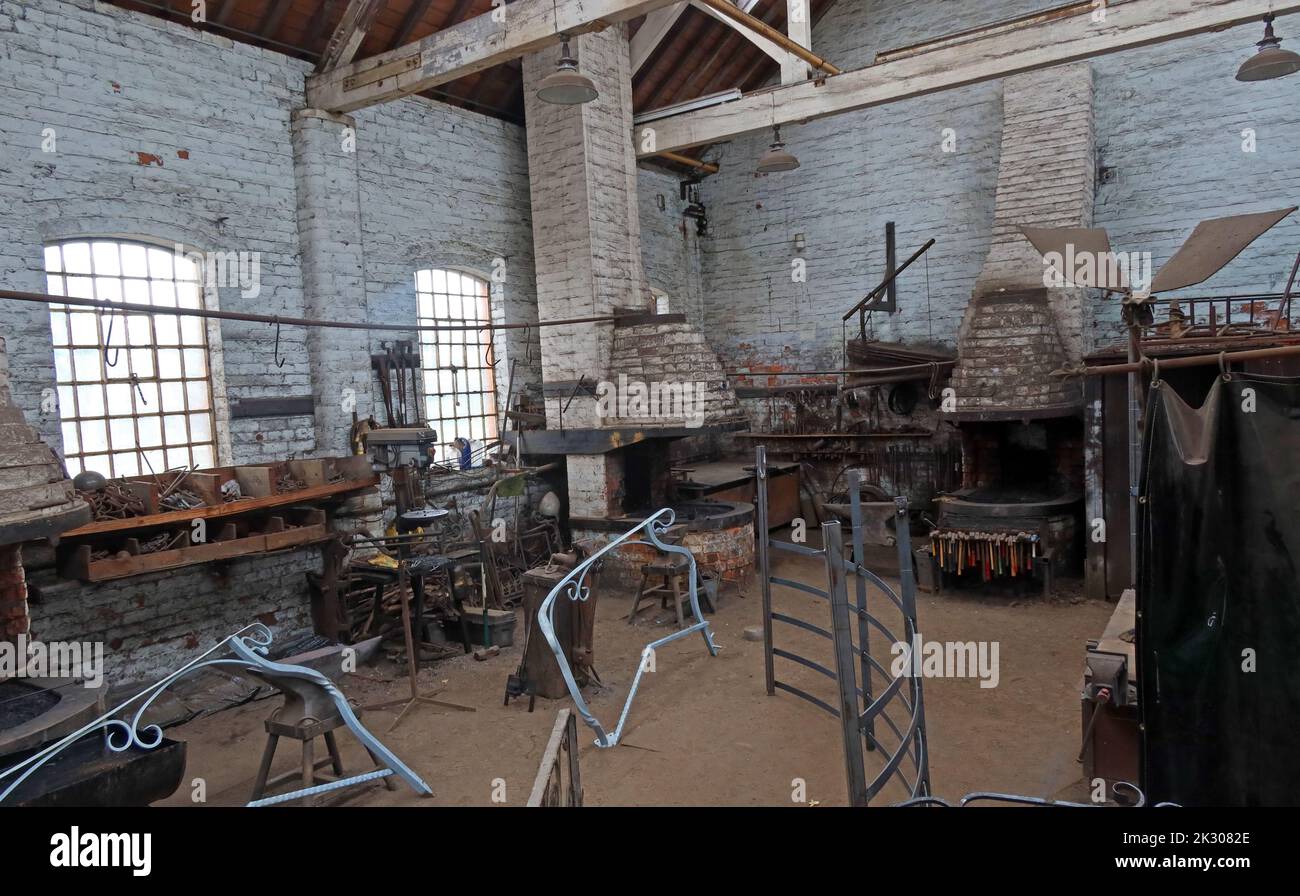 Intérieur de la boutique de forge, forge, fer à sonner, coulée, façonnage, Canalside Works, Cheshire, Angleterre, Royaume-Uni Banque D'Images