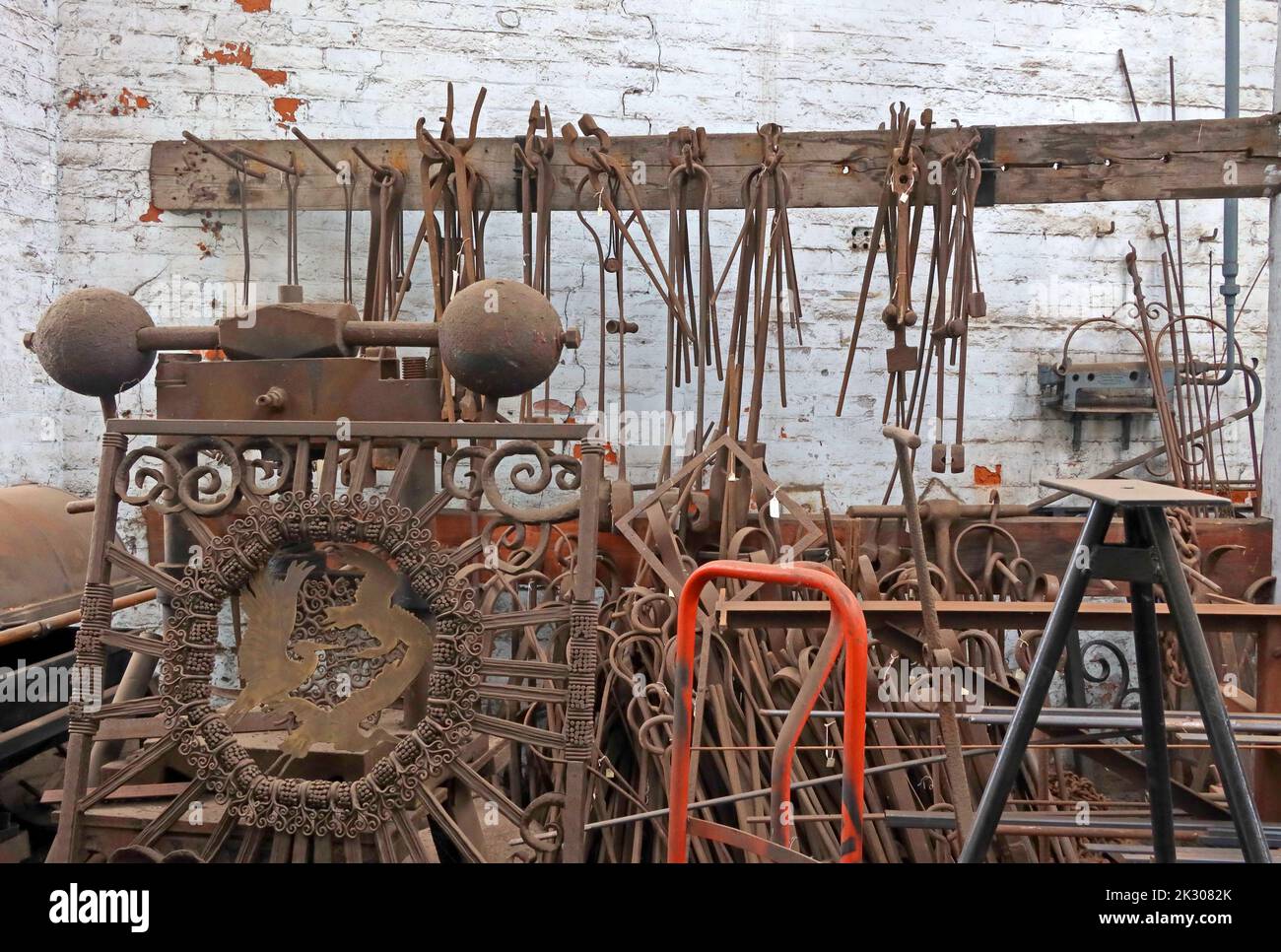 Intérieur de la boutique de forge, forge, fer à sonner, coulée, façonnage, Canalside Works, Cheshire, Angleterre, Royaume-Uni Banque D'Images