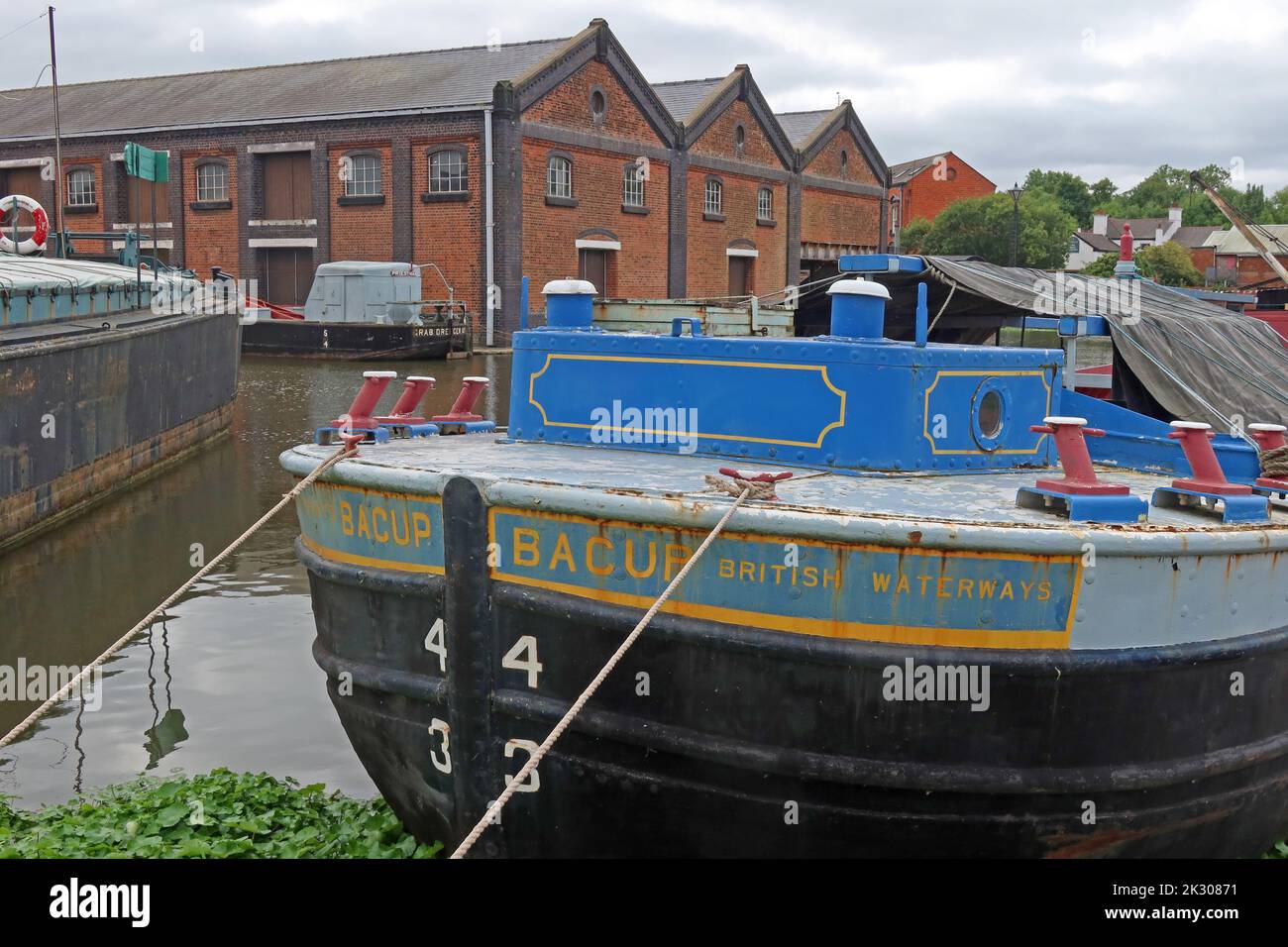 Barge de bacoup British Waterways Liverpool - Narrowboats sur les canaux anglais historiques, Cheshire, Angleterre, Royaume-Uni Banque D'Images