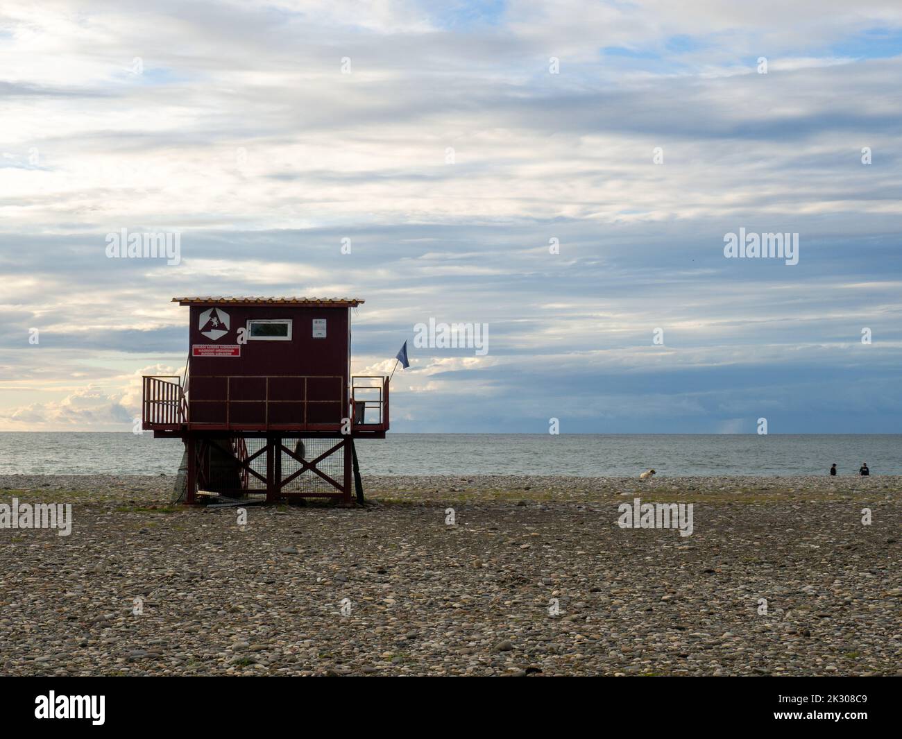 Cabine de sauveteur de plage. Architecture côtière. Protection de la vie et de la santé. Au coucher du soleil. Vacances à la station. Reposez-vous sur la mer Banque D'Images