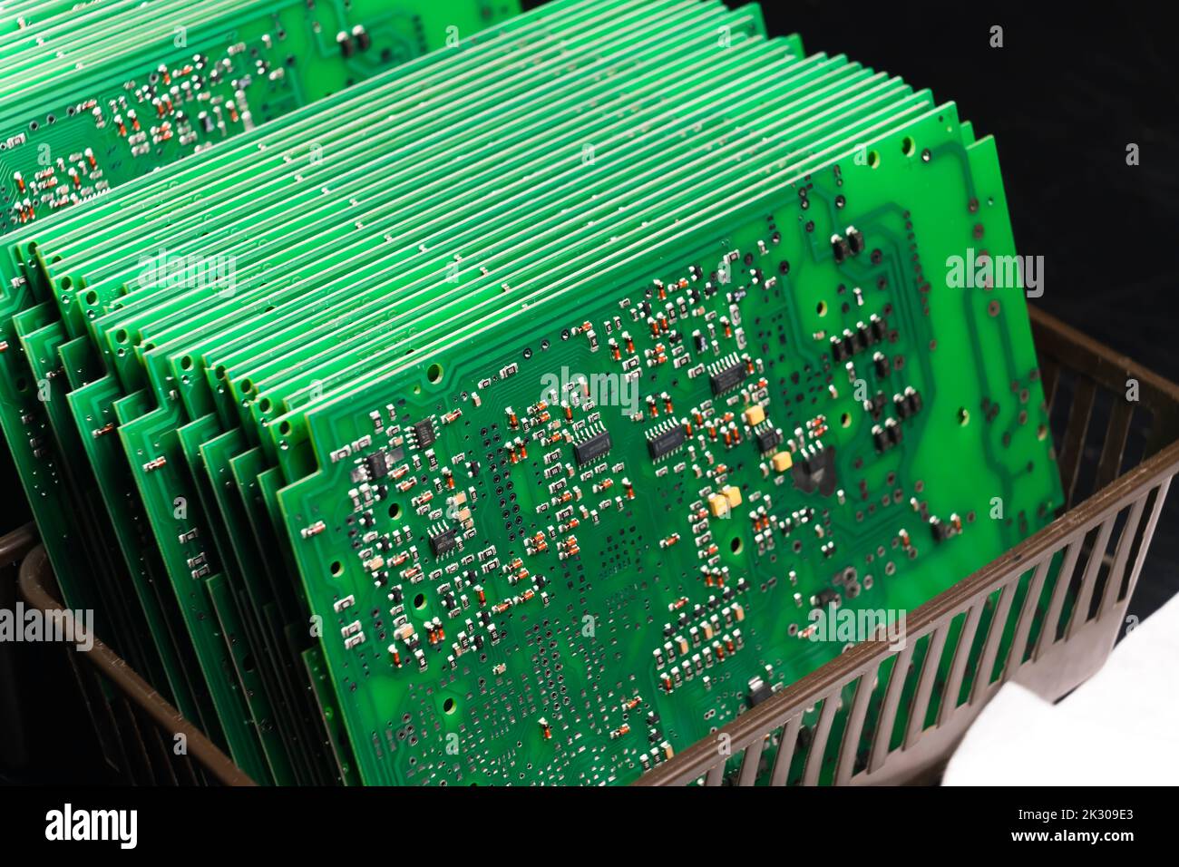 Prêt à l'emploi, PCB vert - circuit imprimé - avec composants montés en surface et à semelle intérieure dans un panier en plastique. Photo de haute qualité Banque D'Images