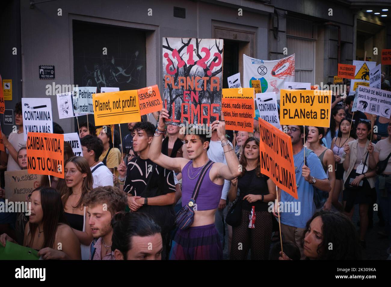 Madrid, Espagne. 23rd septembre 2022. Les manifestants tiennent des pancartes exprimant leur opinion lors de la manifestation pour le climat et pour exiger un changement dans le système énergétique. Le rassemblement a été organisé par Fridays for future, un mouvement européen de la jeunesse pour la défense de la planète, qui cherche à mettre la crise environnementale sous les feux de l'actualité. La communauté scientifique avertit depuis des années que le système climatique de la Terre est en cours de réchauffement et qu'il est susceptible d'être principalement causé par les humains. (Photo par Atilano Garcia/SOPA Images/Sipa USA) crédit: SIPA USA/Alay Live News Banque D'Images