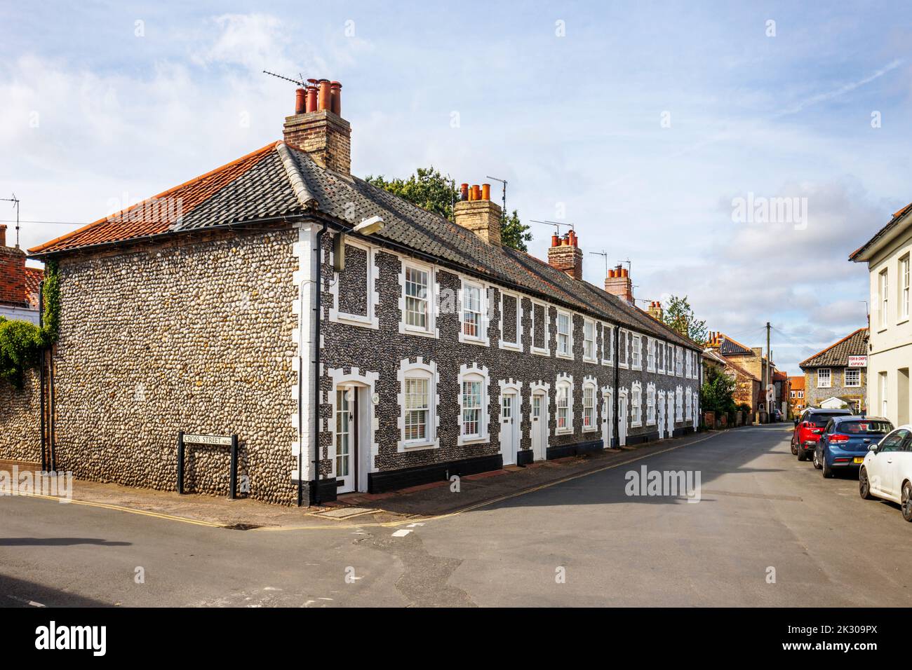 Terrasse de maisons de style architectural local avec des murs en pierre de pierre à Saint-Holt, une petite ville historique de marché géorgien dans le nord de Norfolk, en Angleterre Banque D'Images
