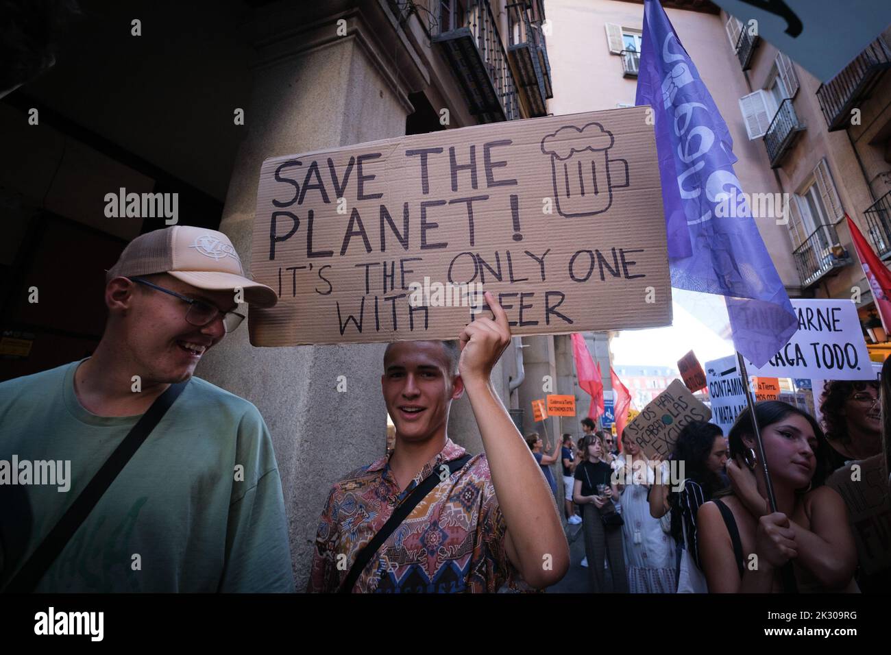 Madrid, Espagne. 23rd septembre 2022. Un manifestant tient un écriteau qui dit « sauver la planète » pendant la démonstration pour le climat et pour exiger un changement dans le système énergétique. Le rassemblement a été organisé par Fridays for future, un mouvement européen de la jeunesse pour la défense de la planète, qui cherche à mettre la crise environnementale sous les feux de l'actualité. La communauté scientifique avertit depuis des années que le système climatique de la Terre est en cours de réchauffement et qu'il est susceptible d'être principalement causé par les humains. (Photo par Atilano Garcia/SOPA Images/Sipa USA) crédit: SIPA USA/Alay Live News Banque D'Images