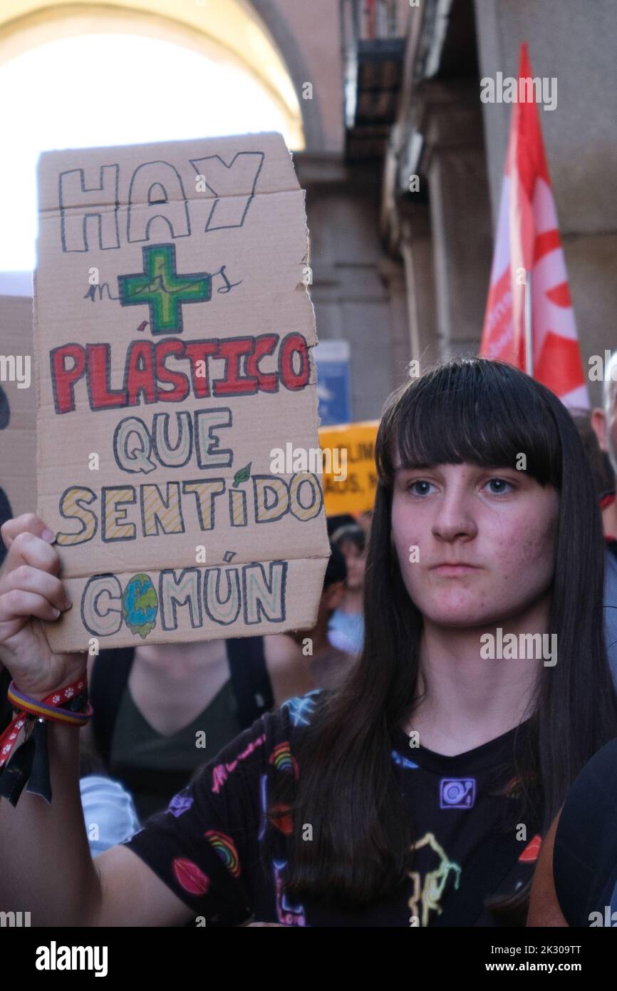 Madrid, Spain. 23rd Sep, 2022. A protester holds a placard that says "there is more plastic than sense" during the demonstration for climate and to demand a change in the energy system. The rally was organized by Fridays for Future, a Europe-wide youth movement in defense of the planet, which seeks to put the environmental crisis in the spotlight. The scientific community has been warning for years that the Earth's climate system is warming and that it is likely to be predominantly caused by humans. (Photo by Atilano Garcia/SOPA Images/Sipa USA) Credit: Sipa USA/Alamy Live News Banque D'Images