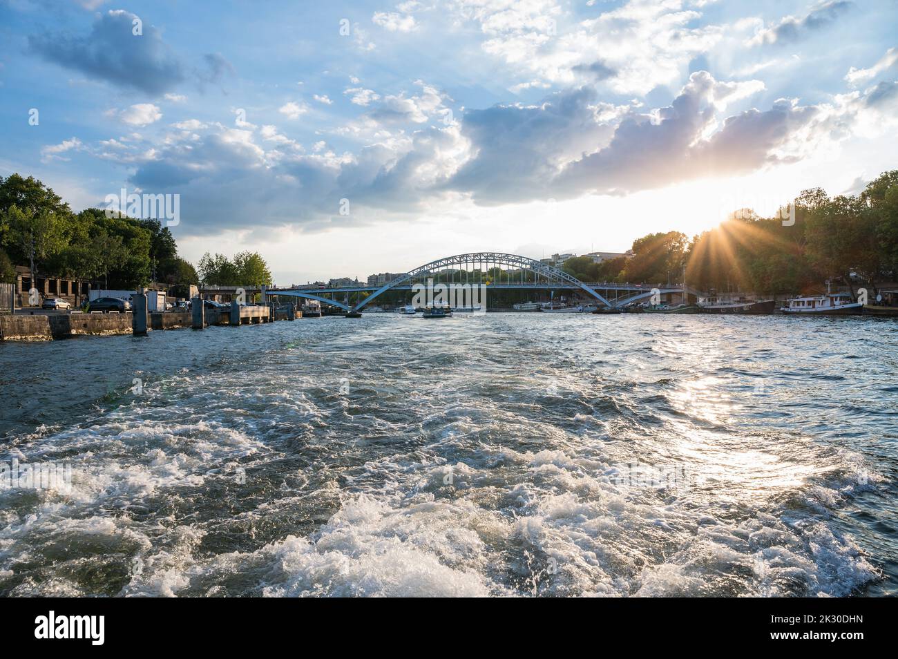 Paris, France - 26 août 2022: Pont passerelle Debilly passerelle a travers la passerelle qui relie le quai de New York au quai Branly, près de la Tour Eiffel Banque D'Images