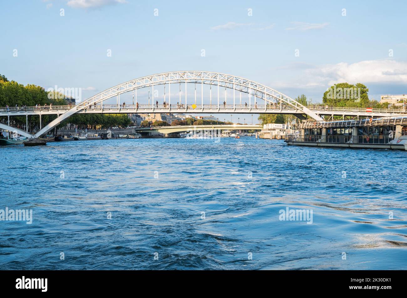 Paris, France - 26 août 2022: Pont passerelle Debilly passerelle a travers la passerelle qui relie le quai de New York au quai Branly, près de la Tour Eiffel Banque D'Images