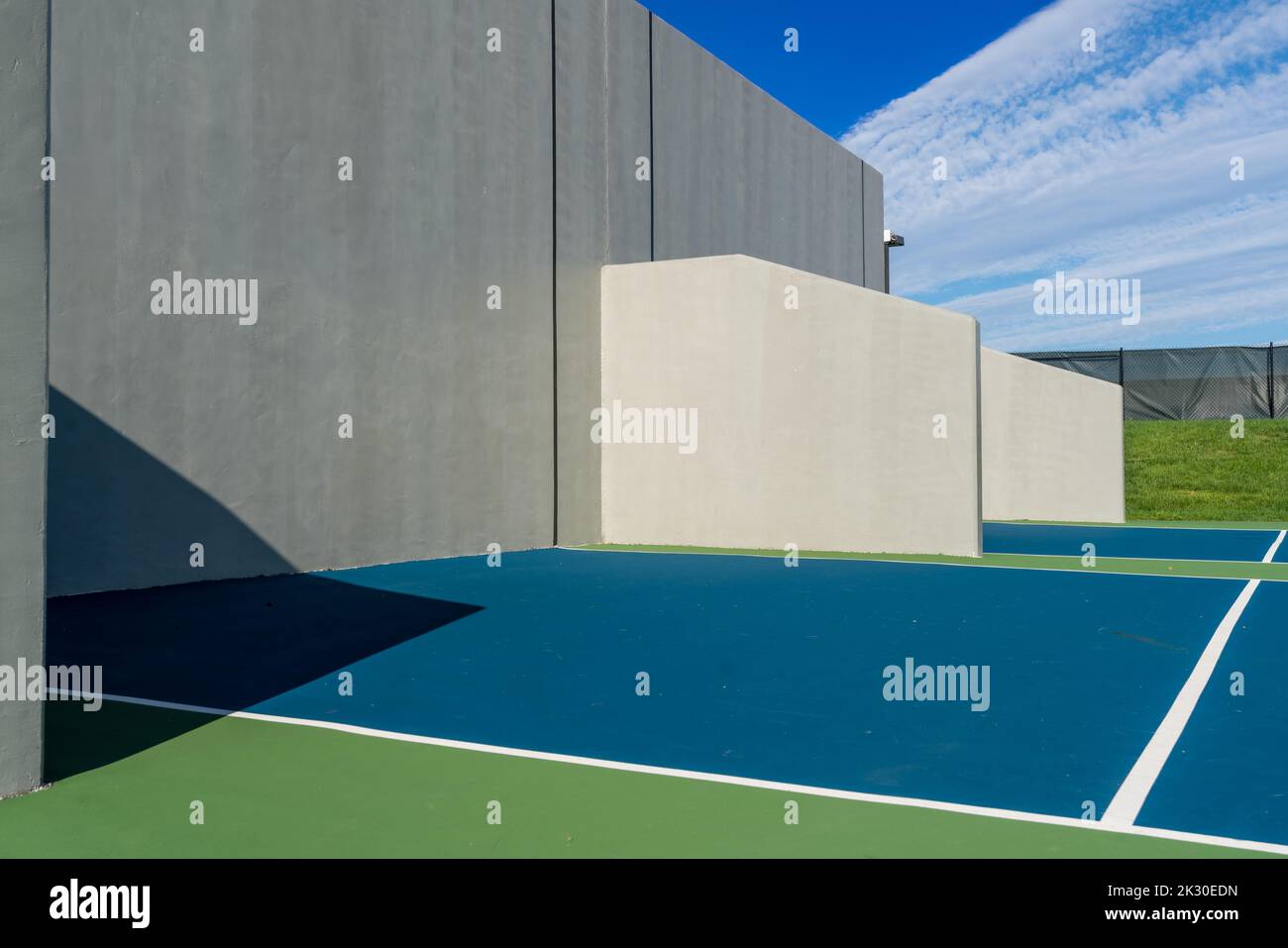 Exemple d'un terrain de handball américain extérieur avec mur en béton, situé dans un parc ou une école. Banque D'Images