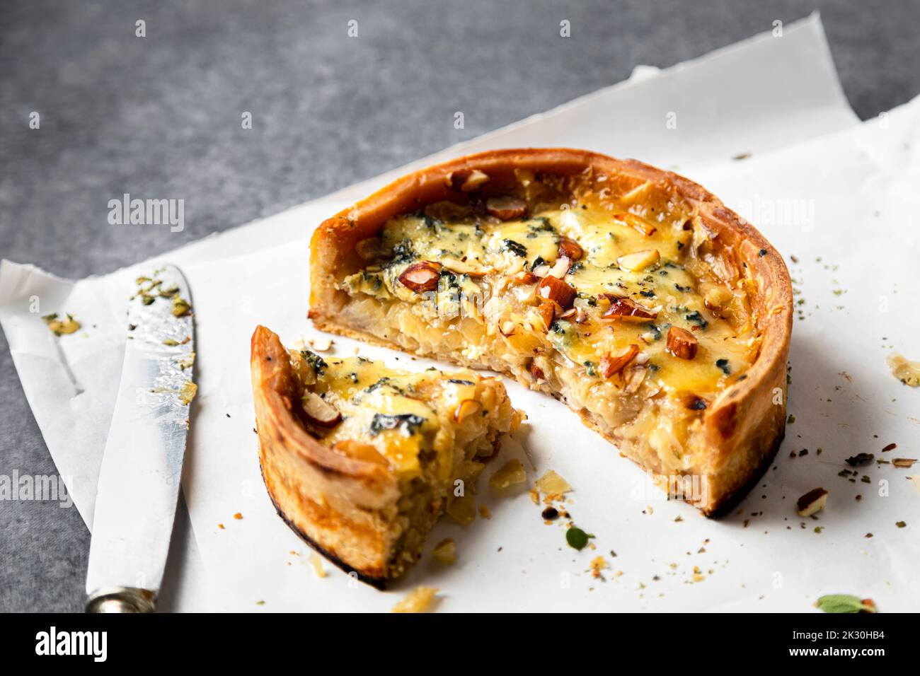 Studio de tarte aux amandes en tranches Banque D'Images