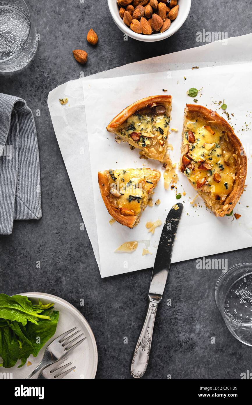 Studio de tarte aux amandes en tranches Banque D'Images