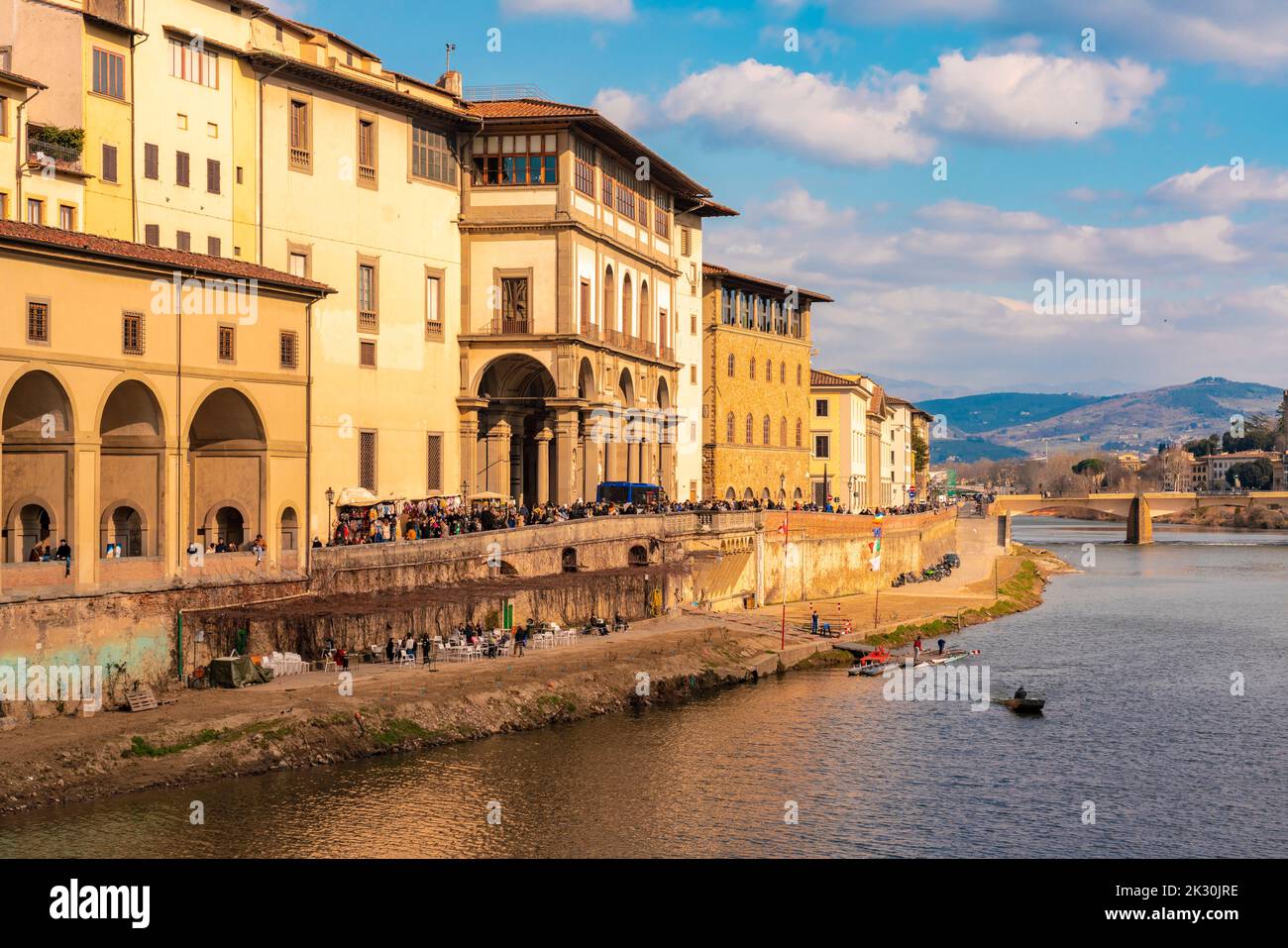 Italie, Toscane, Florence, foule de personnes le long de la promenade de la rivière Arno Banque D'Images