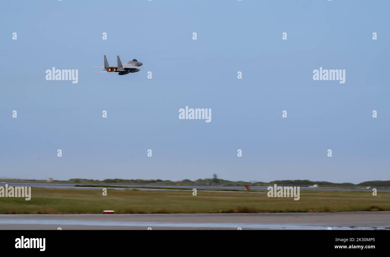 Un F-15J de la Force aérienne japonaise d'autodéfense prend son envol pour soutenir l'exercice Southern Beach à la base aérienne de Naha, au Japon, le 16 septembre 2022. L'exercice Southern Beach est un exercice d'entraînement bilatéral organisé localement qui améliore l'interopérabilité avec l'occasion pour les unités de la 18th Escadre et de la Force d'autodéfense aérienne du Japon de pratiquer la planification de mission, le vol et le compte-rendu ensemble. (É.-U. Photo de la Force aérienne par Stephen Pulter, un aviateur principal) Banque D'Images